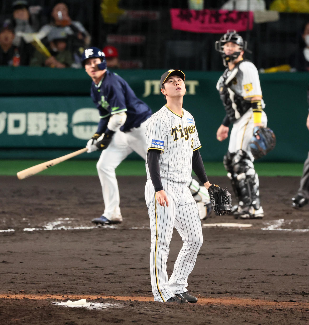 阪神対ヤクルト　8回表ヤクルト1死一塁、浜地は山田に中越え勝ち越し2点本塁打を浴びる（撮影・加藤哉）