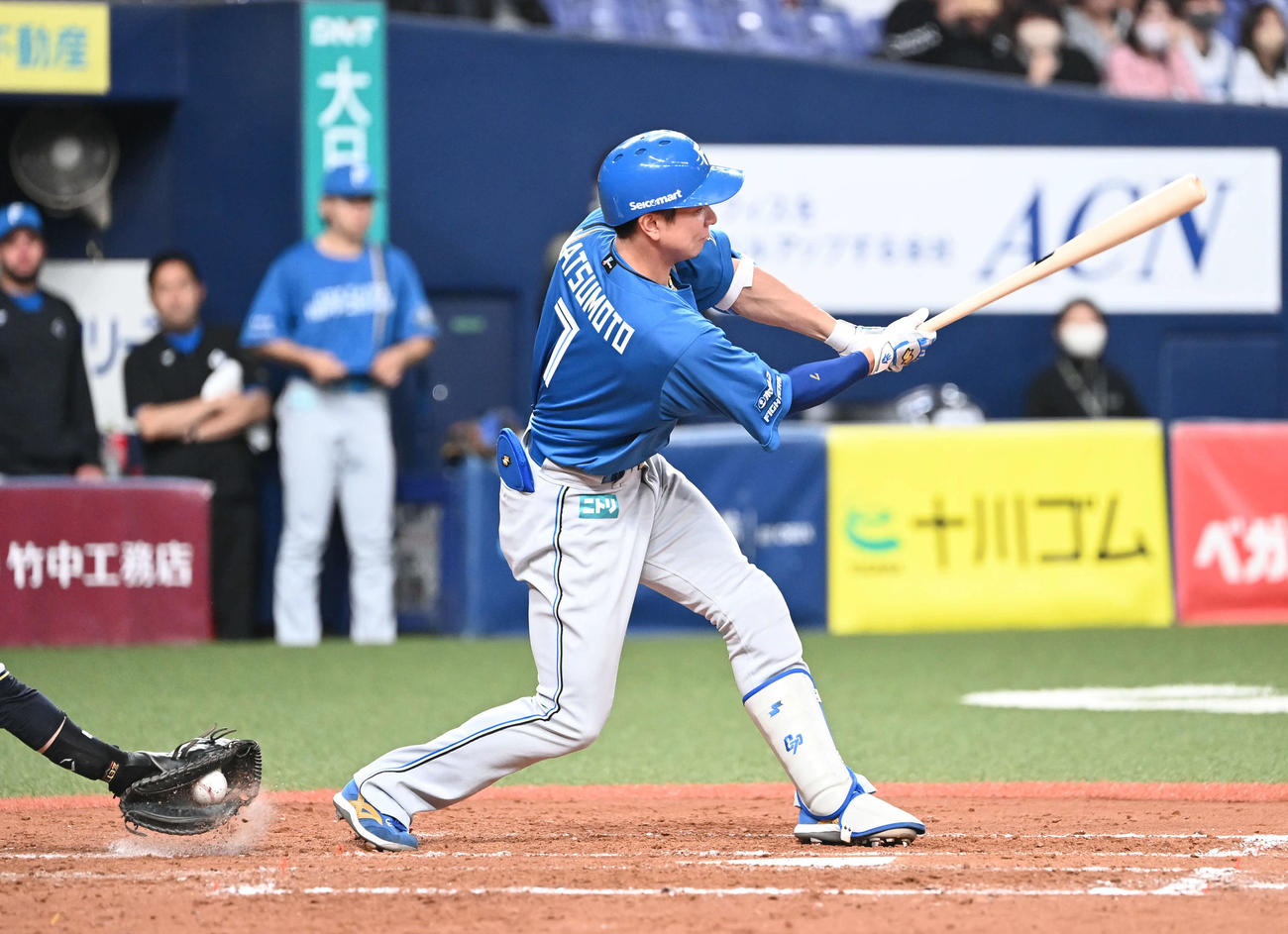 オリックス対日本ハム　4回表日本ハム1死、空振り三振に倒れる松本剛（撮影・和賀正仁）