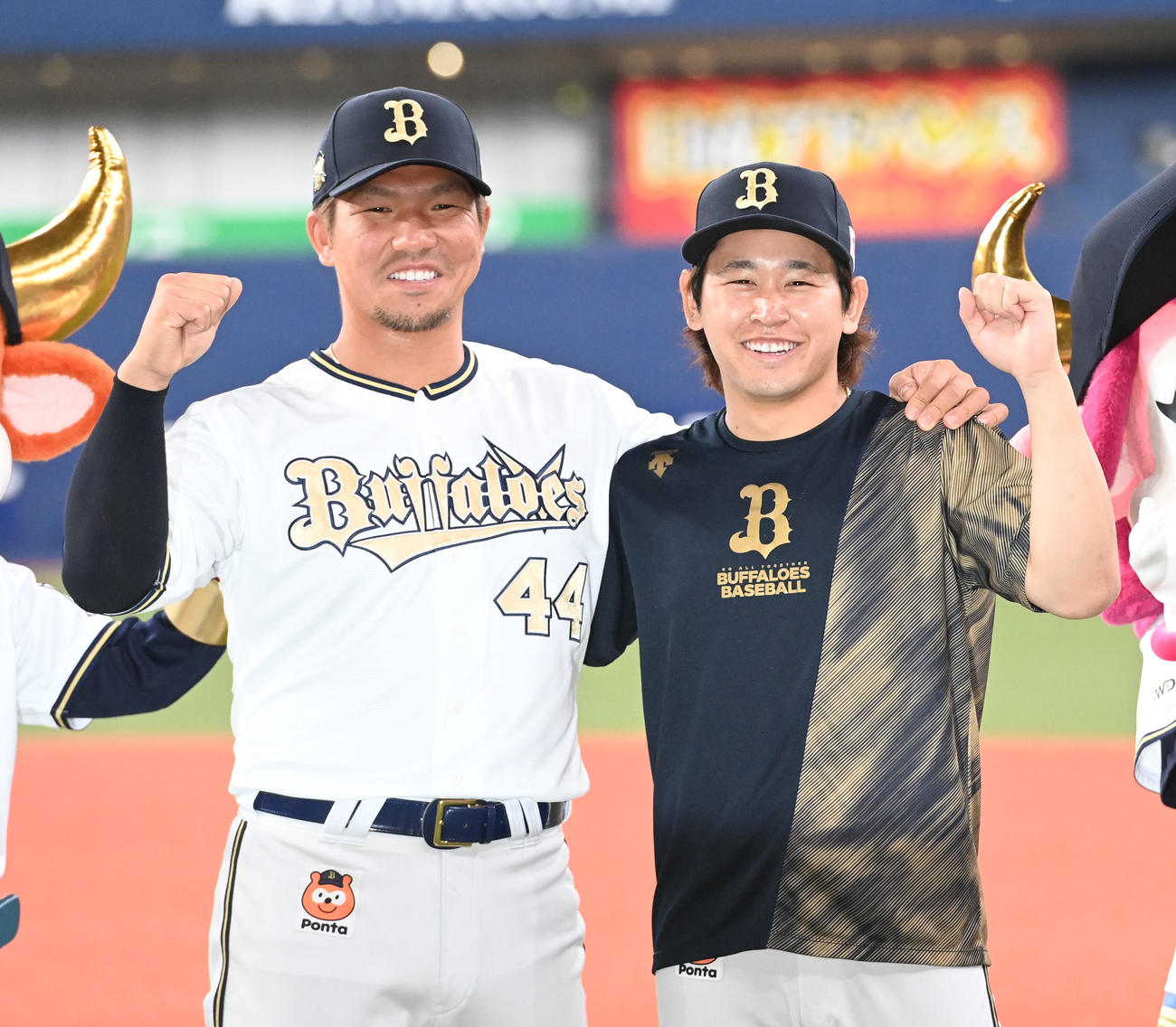 オリックス対日本ハム　打のヒーロー頓宮（左）と笑顔でガッツポーズする宮城（撮影・和賀正仁）