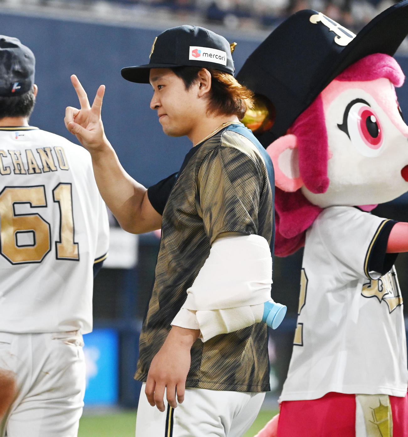 オリックス対日本ハム　ナインと勝利のハイタッチ後、Vサインするオリックス宮城（撮影・和賀正仁）