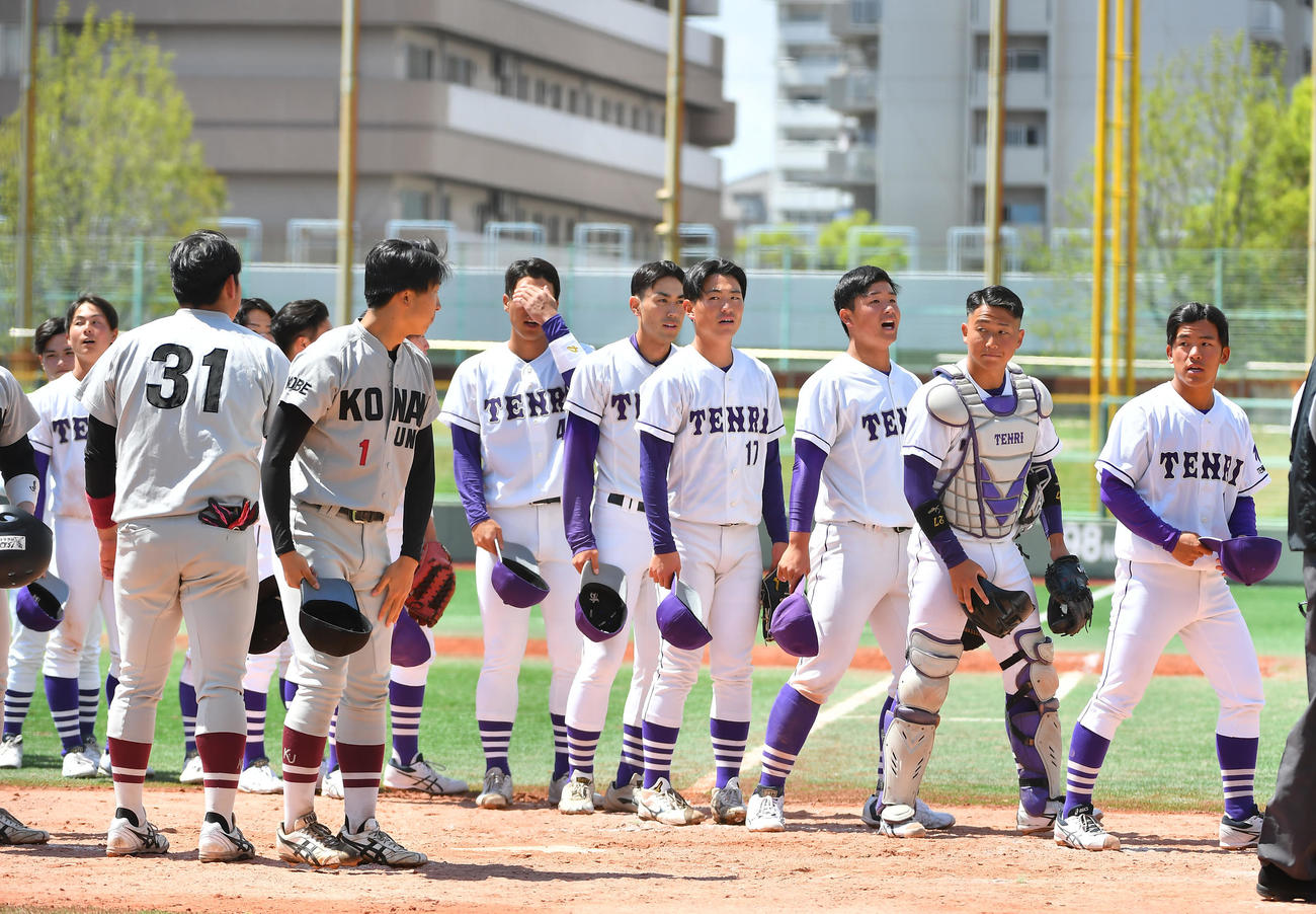 甲南大対天理大　甲南大（左）に勝利しあいさつを交わす天理大ナイン（撮影・清水貴仁）