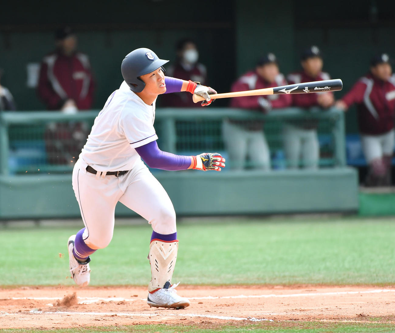 甲南大対天理大　6回裏天理大1死二塁、右越え適時二塁打を放つ近藤（撮影・清水貴仁）