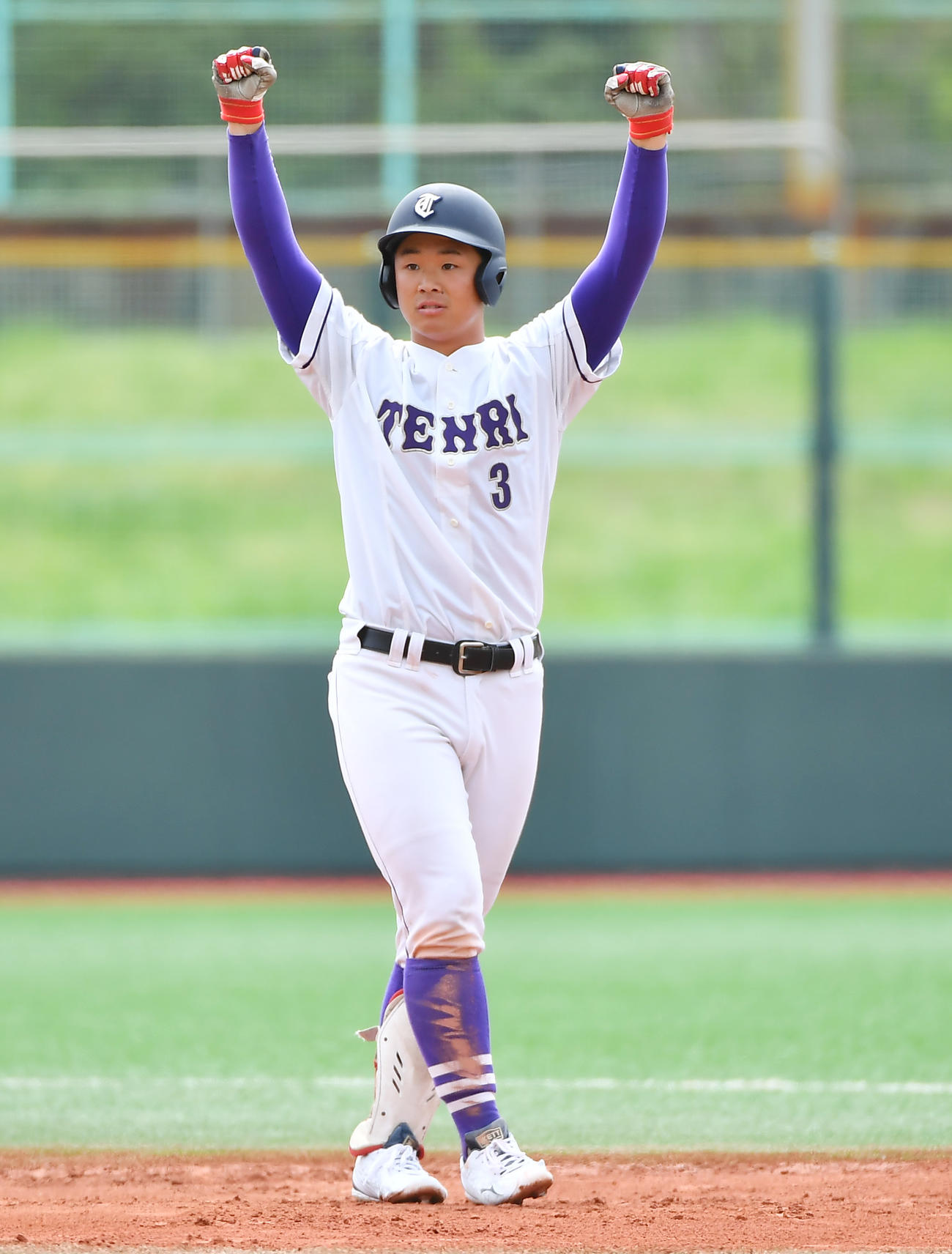 甲南大対天理大　6回裏天理大1死二塁、右越え適時二塁打を放ち塁上で両手を突き上げる近藤（撮影・清水貴仁）