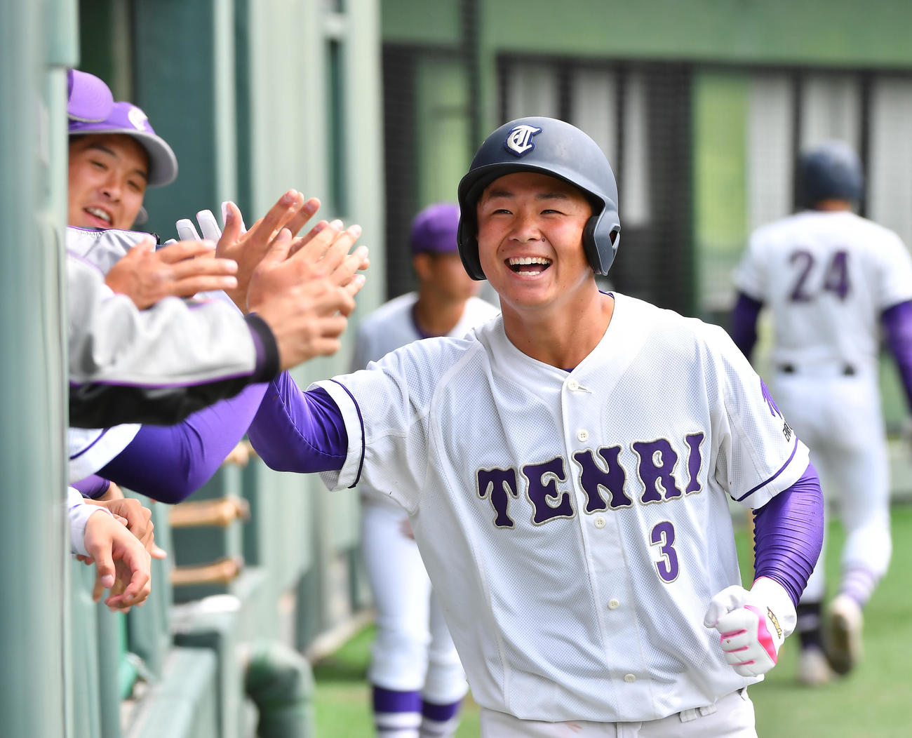 甲南大対天理大　6回裏天理大1死二塁、天野の適時二塁打で生還しタッチを交わす近藤（撮影・清水貴仁）