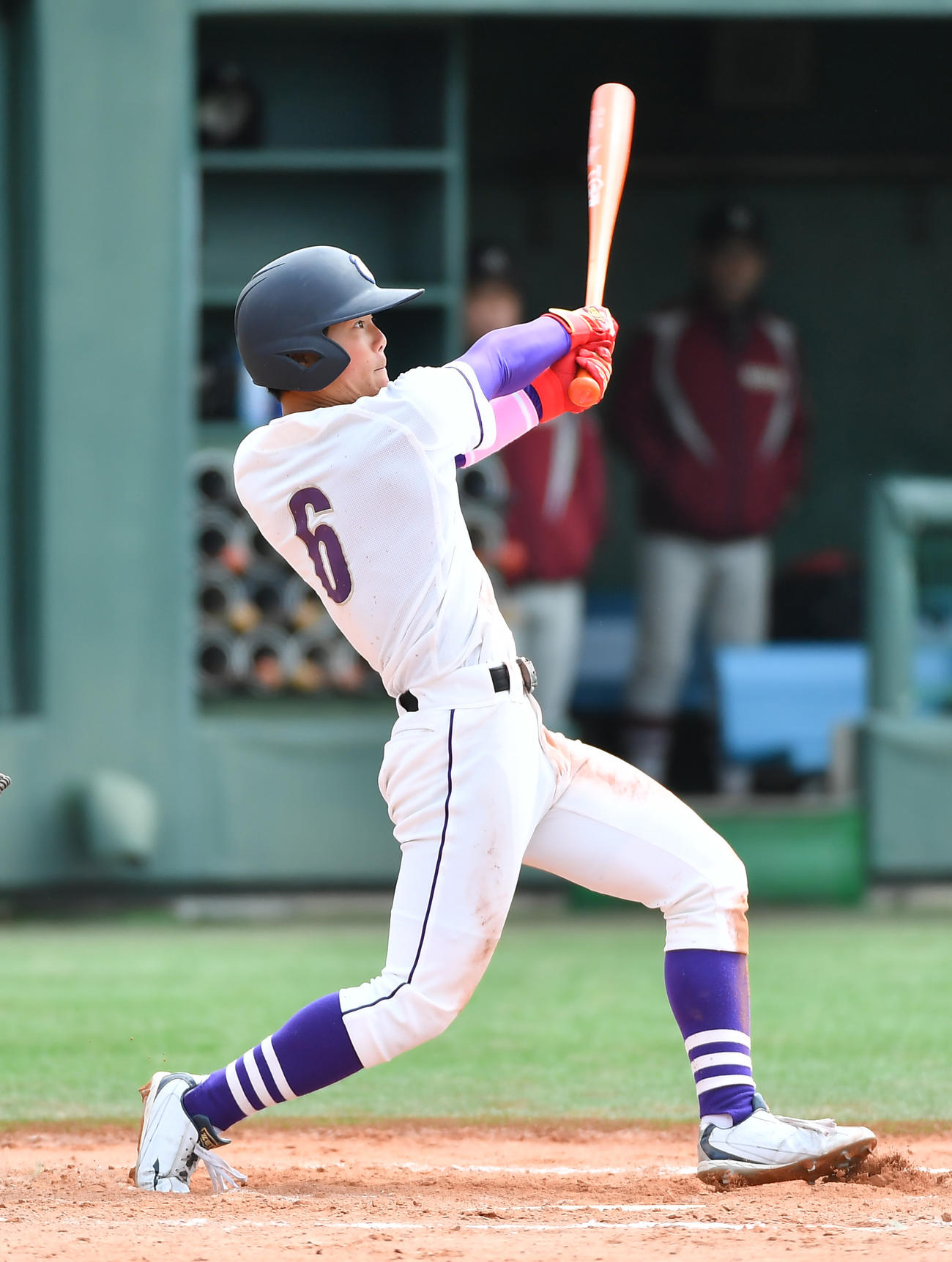 甲南大対天理大　6回裏天理大1死二塁、左中間へ適時二塁打を放つ天野（撮影・清水貴仁）