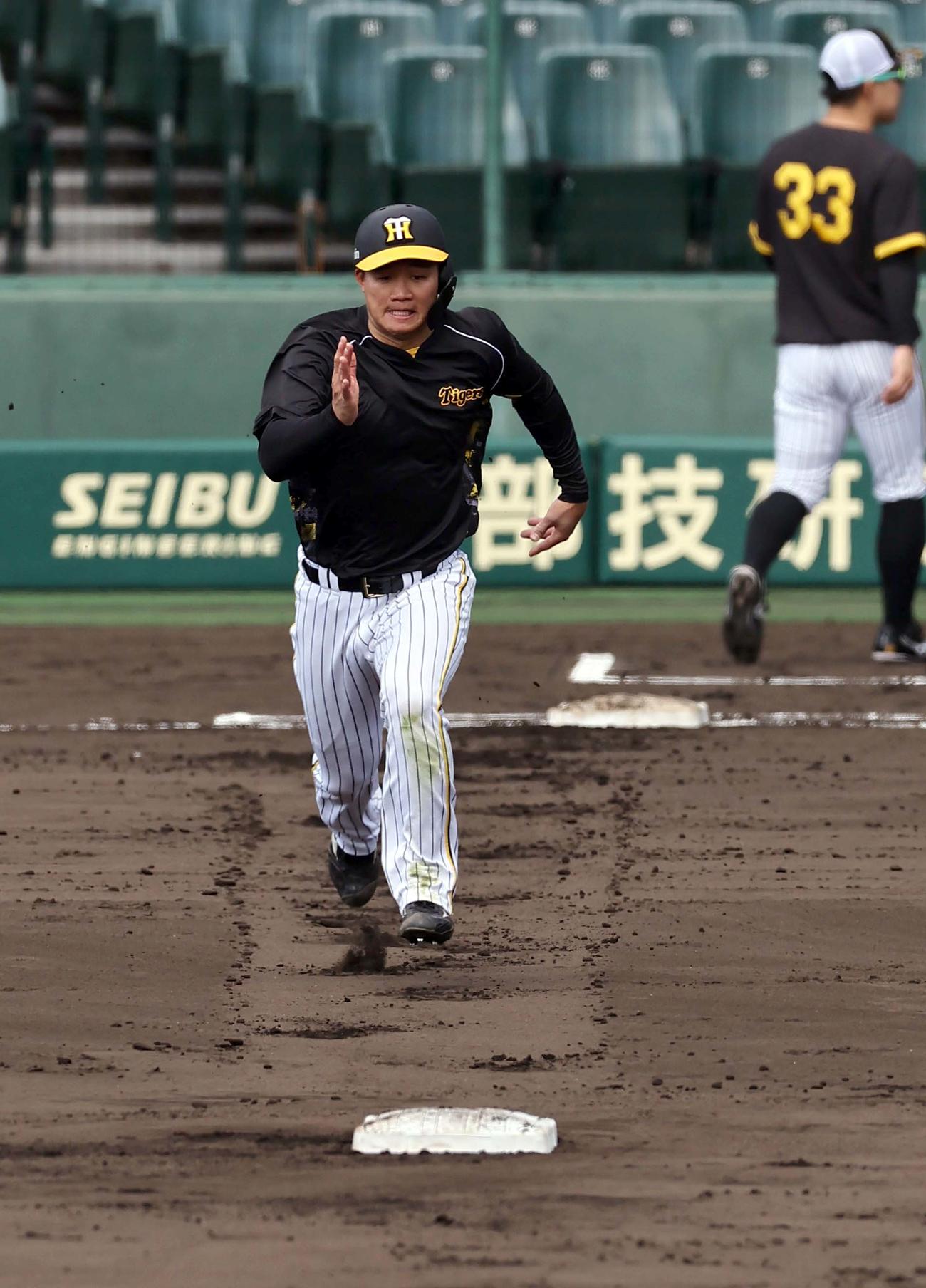 阪神対ヤクルト　走塁練習をする森下（阪）（撮影・上田博志）