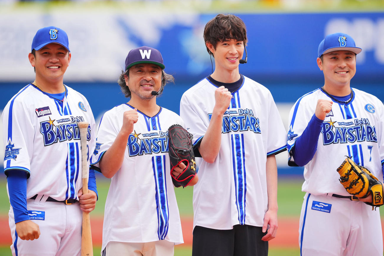 DeNA対中日　試合前、セレモニアルピッチを終え写真に納まる、左からDeNA山崎、ムロツヨシ、宮沢氷魚、佐野（撮影・垰建太）