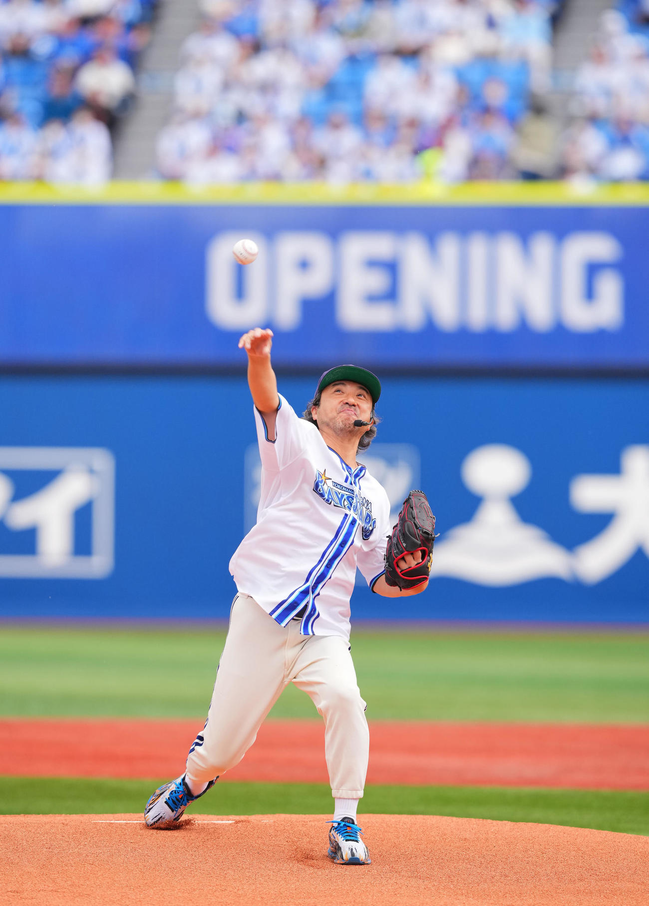 DeNA対中日　試合前、セレモニアルピッチで力投するムロツヨシ（撮影・垰建太）