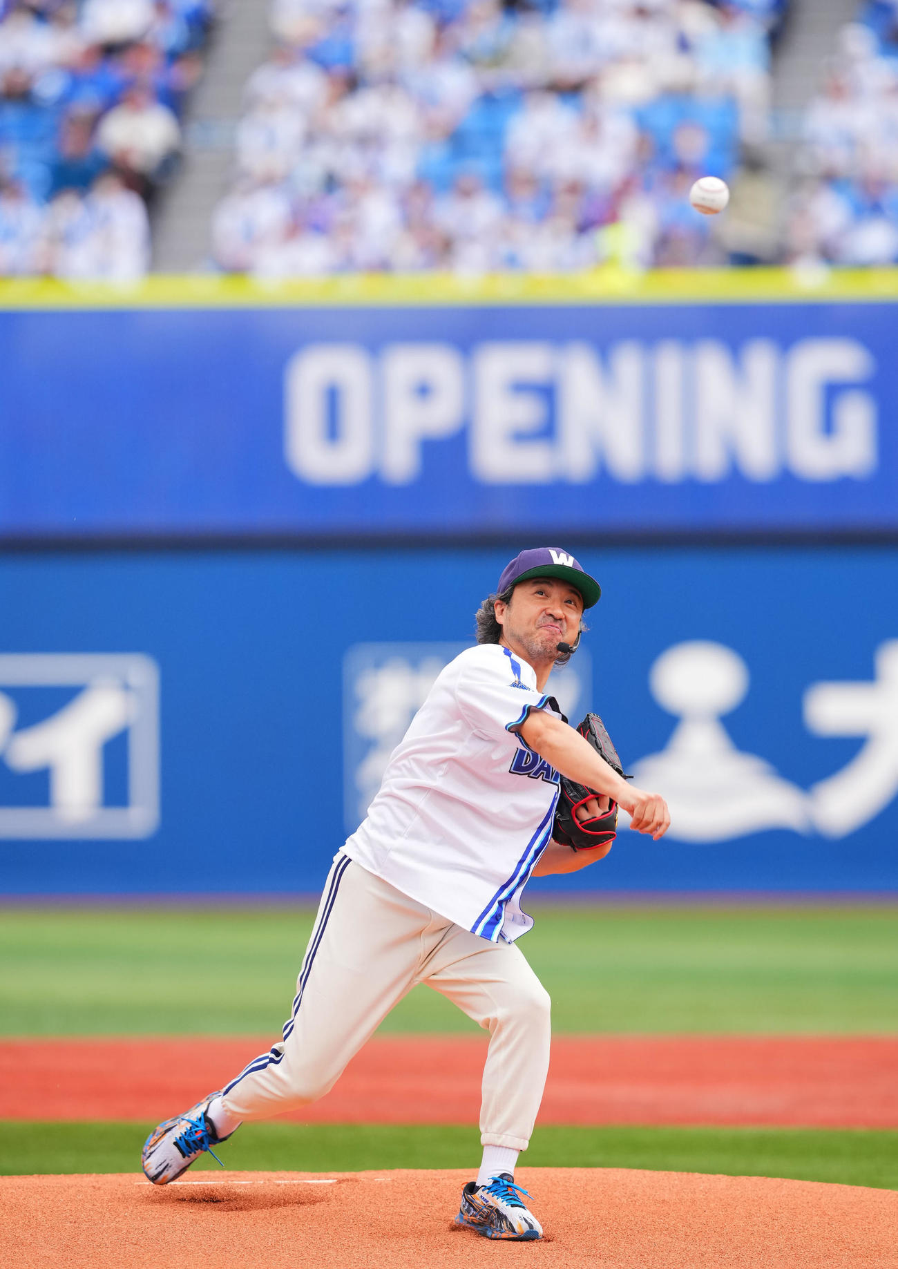 DeNA対中日　試合前、セレモニアルピッチで力投するムロツヨシ（撮影・垰建太）