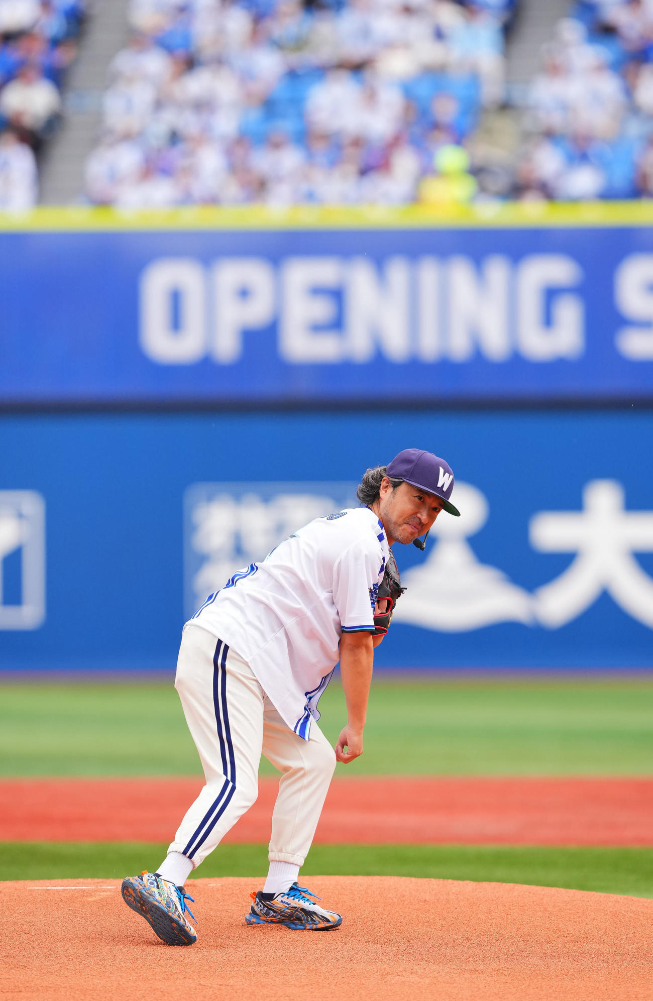 DeNA対中日　試合前、セレモニアルピッチで力投するムロツヨシ（撮影・垰建太）