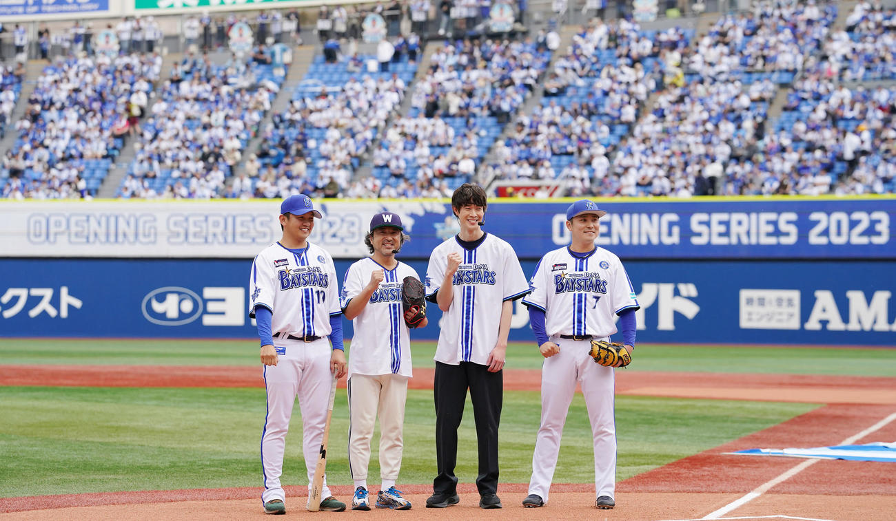 DeNA対中日　試合前、セレモニアルピッチを終え写真に納まる、左からDeNA山崎、ムロツヨシ、宮沢氷魚、佐野（撮影・垰建太）