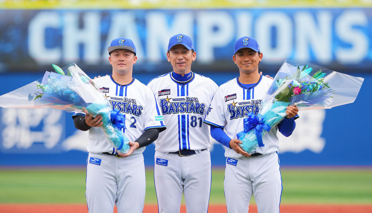 DeNA対中日　試合前、WBC優勝セレモニーでDeNA三浦監督（中央）から花束を受け取り写真に納まる牧（左）と今永（撮影・垰建太）