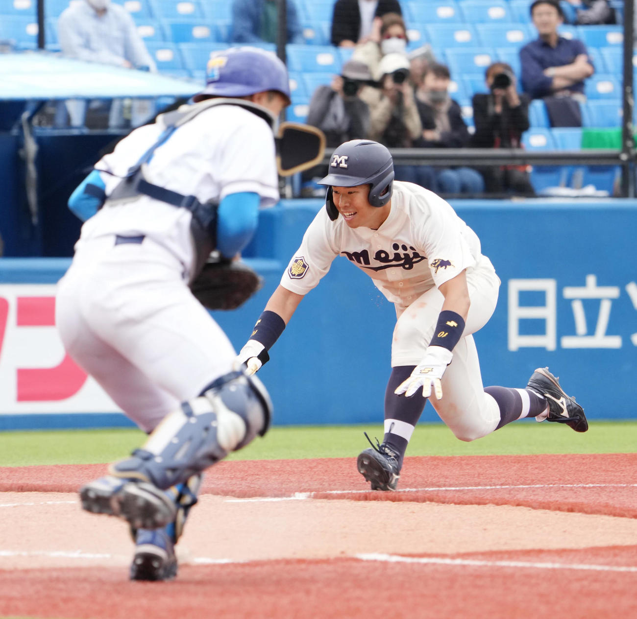 東大対明大　延長10回裏1死三塁、堀内の左犠飛で三塁走者の上田（右）はサヨナラの生還を果たす（撮影・小沢裕）
