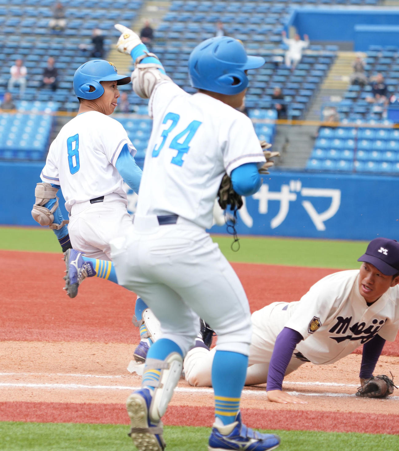 東大対明大　8回表東大2死二、三塁、矢追（左）は三ゴロに倒れるも相手守備の悪送球で2者が勝ち越しの生還を果たす（撮影・小沢裕）