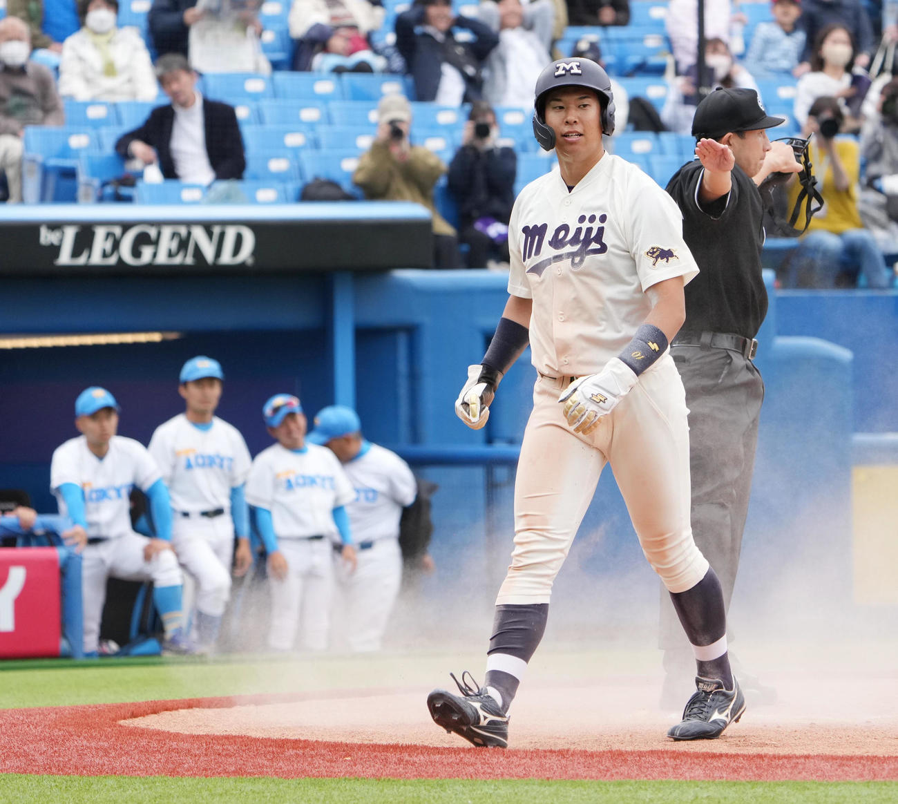 東大対明大　延長10回裏1死三塁、堀内の左犠飛で三塁走者の上田（右）はサヨナラの生還を果たす（撮影・小沢裕）