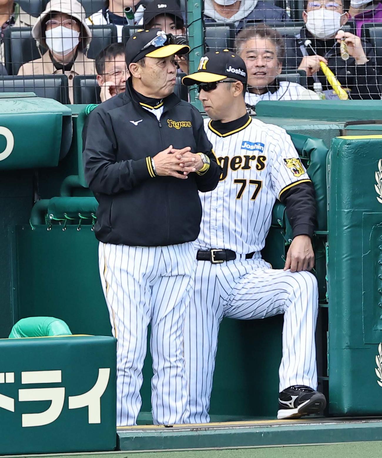 阪神対ヤクルト　1回裏阪神1死二塁、ノイジーのアウトの判定にリクエストを要求する岡田監督（撮影・上田博志）