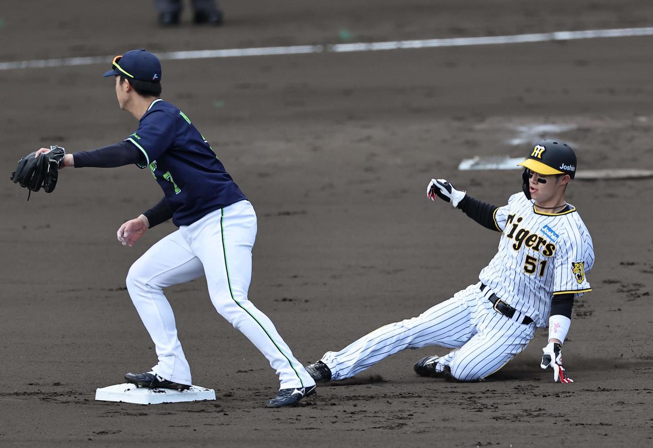 阪神対ヤクルト　1回裏阪神1死二塁、中野はノイジーの右飛で二塁を飛び出しアウトになるも、リクエストでノイジーの安打が認められ三塁へ進む（撮影・上田博志）