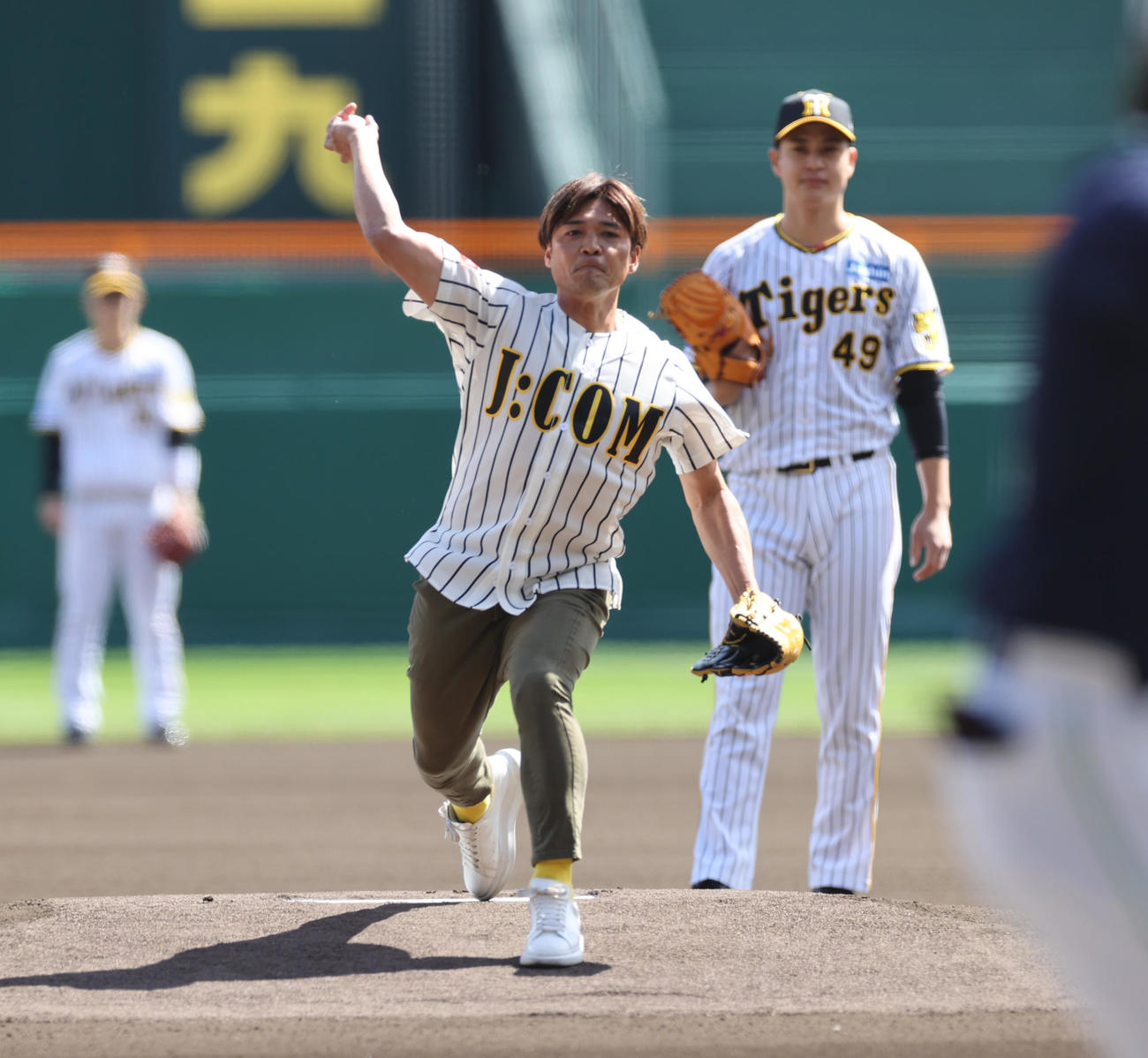 阪神対ヤクルト　始球式を行う大久保氏（撮影・清水貴仁）