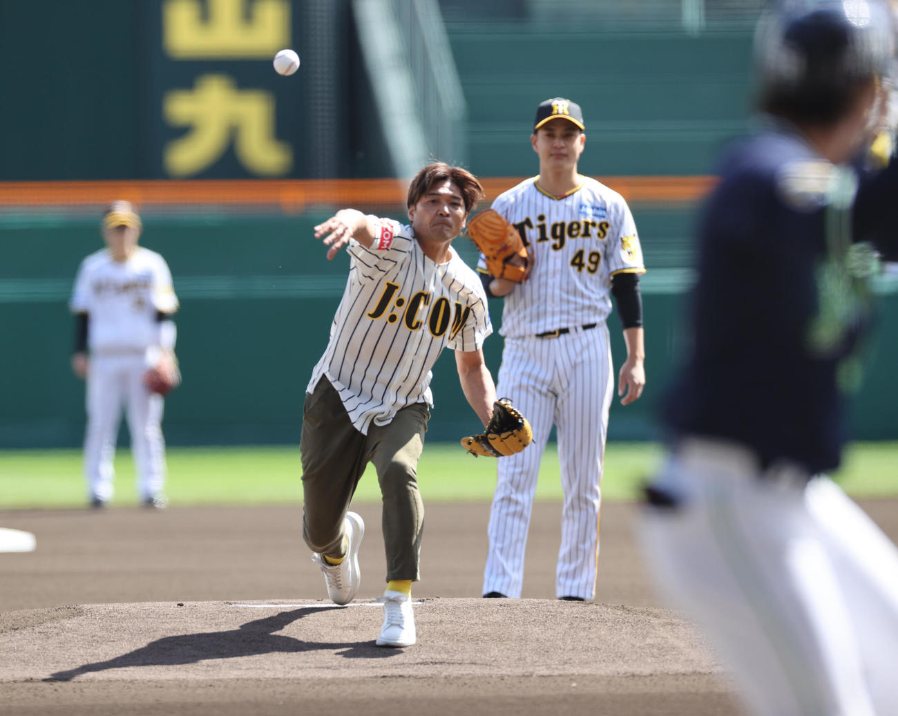 阪神対ヤクルト　始球式を行う大久保氏（撮影・清水貴仁）