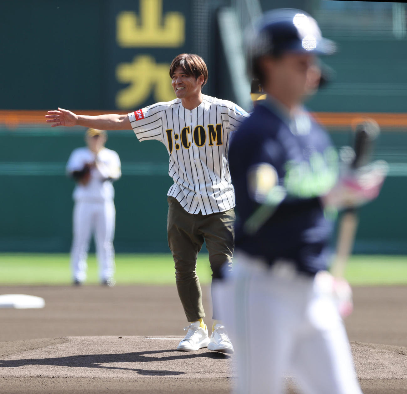 阪神対ヤクルト　始球式を行う大久保氏（撮影・清水貴仁）