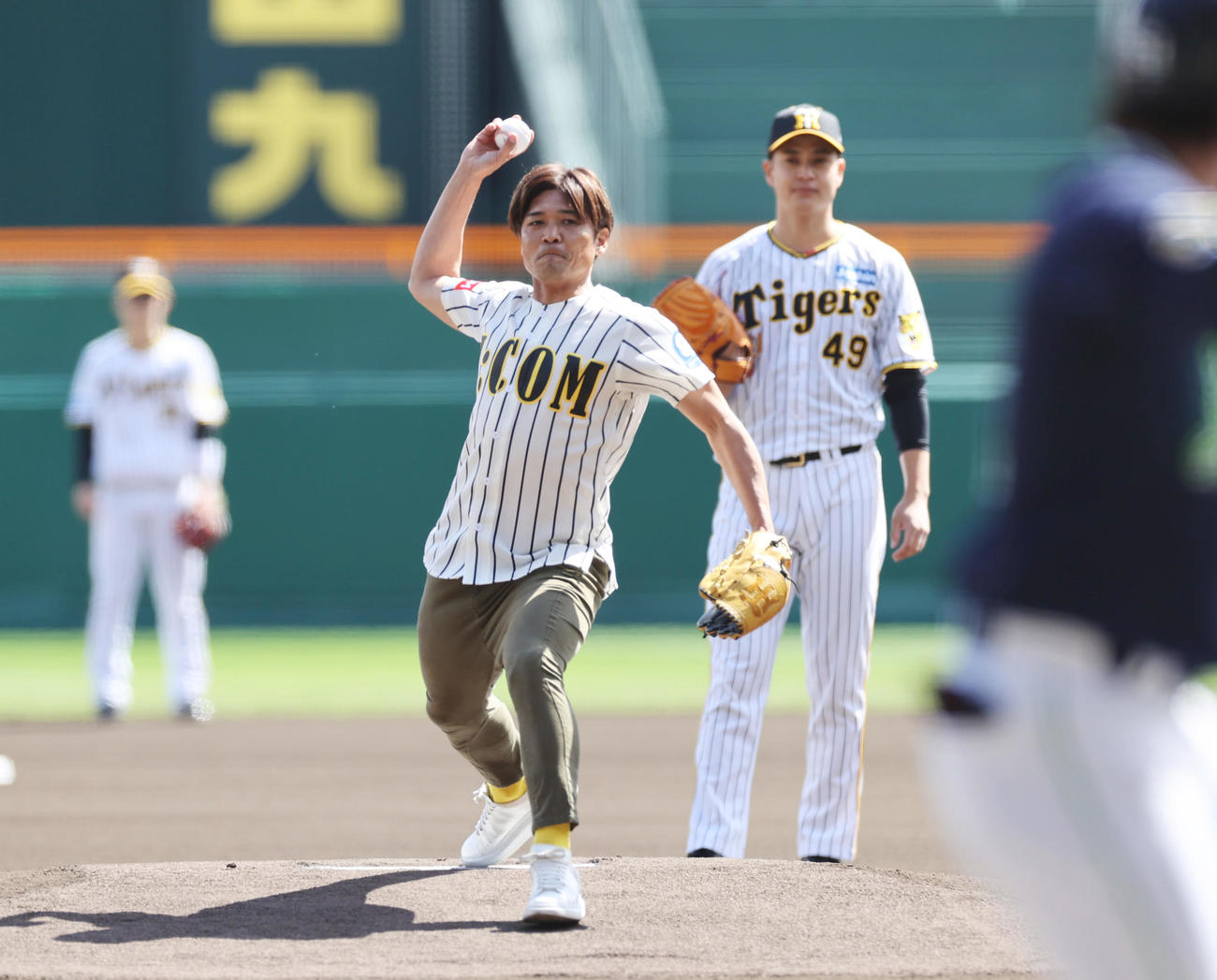 阪神対ヤクルト　始球式を行う大久保氏（撮影・清水貴仁）