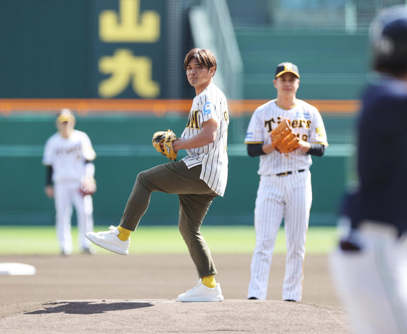 阪神対ヤクルト　始球式を行う大久保氏（撮影・清水貴仁）