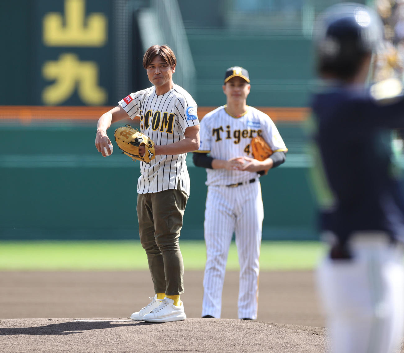 阪神対ヤクルト　始球式を行う大久保氏（撮影・清水貴仁）