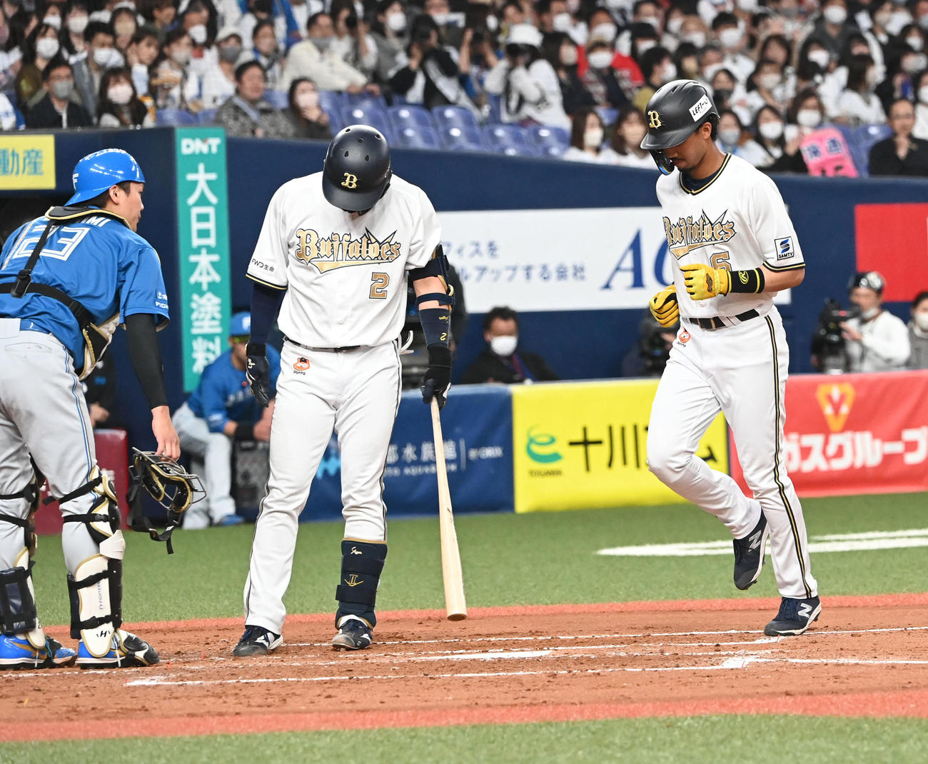 オリックス対日本ハム　2回裏オリックス無死満塁、打者若月の時、投球が暴投と判定され山走宗（右）が生還する（撮影・和賀正仁）