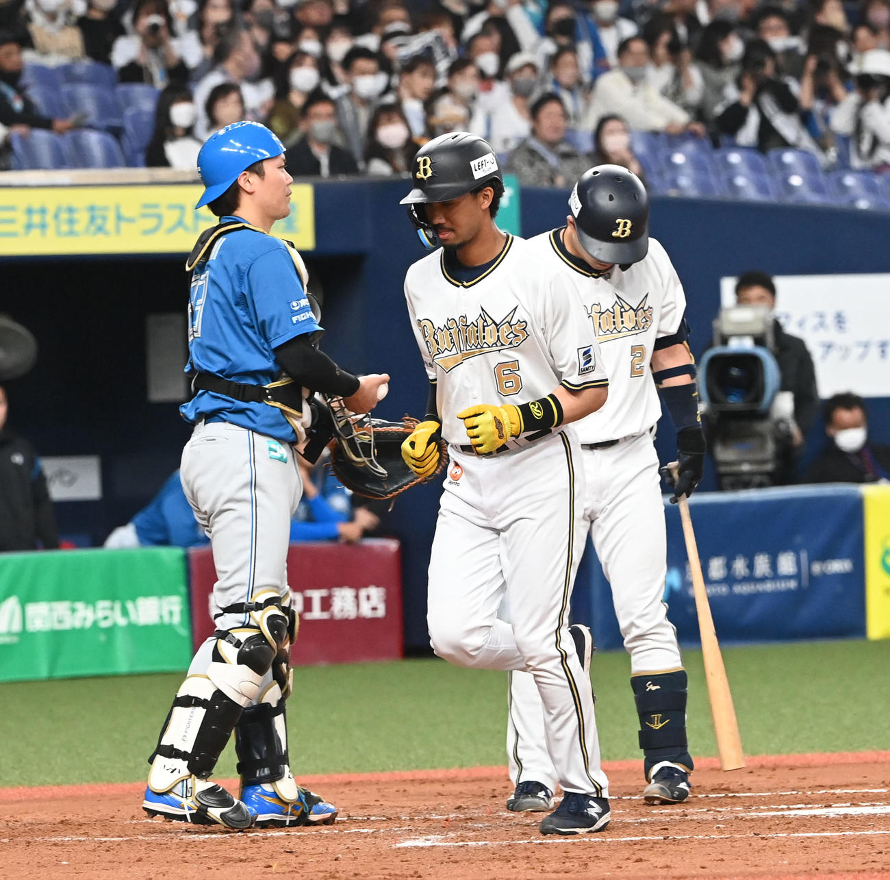 オリックス対日本ハム　2回裏オリックス無死満塁、打者若月の時、投球が暴投と判定され山走宗（中央）が生還する（撮影・和賀正仁）