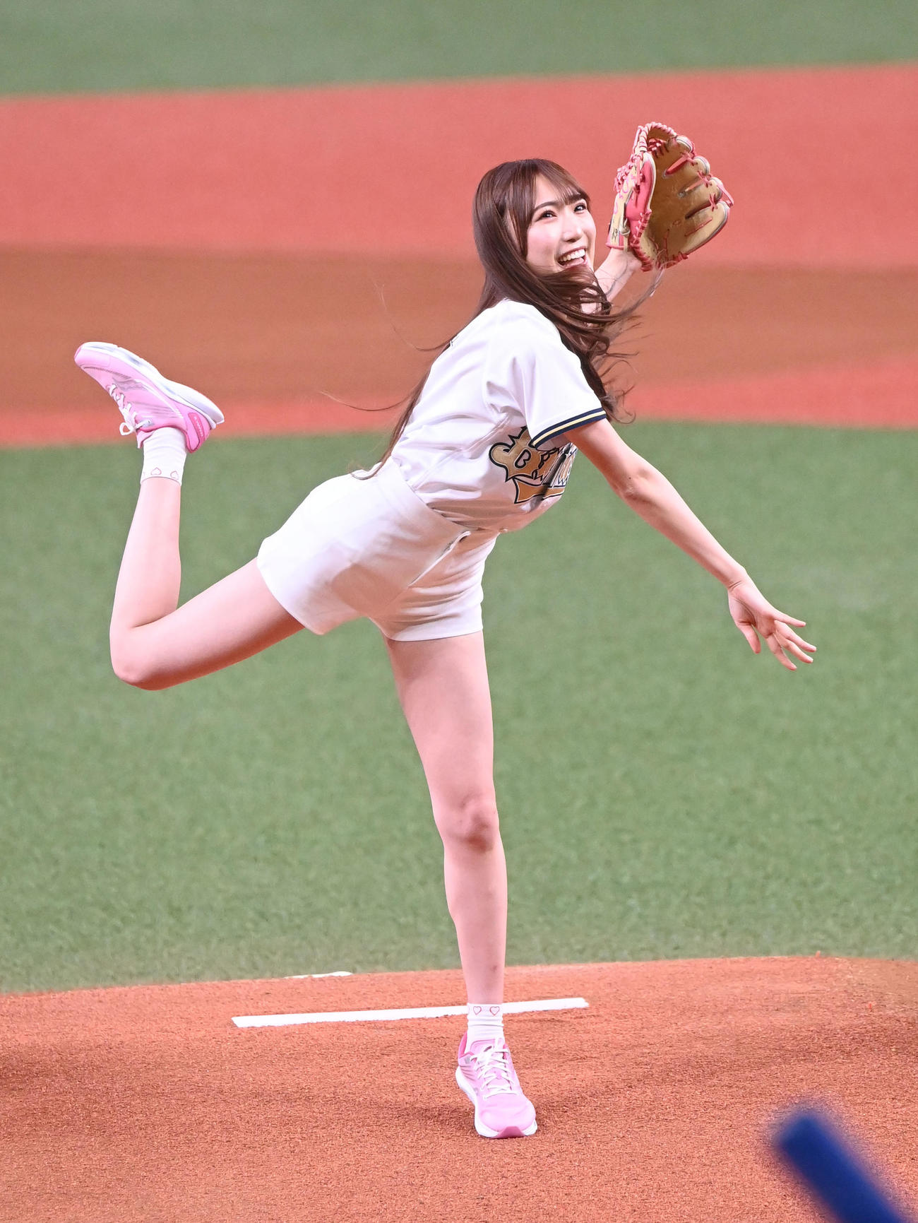 オリックス対日本ハム　特別始球式を務める始球式NMB48の原かれん（撮影・和賀正仁）