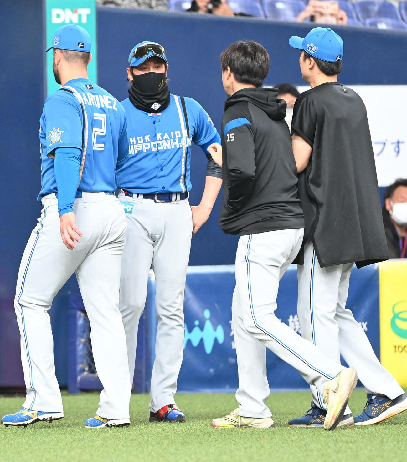 オリックス対日本ハム　オリックスに勝利し上沢らを迎える日本ハム新庄監督（撮影・和賀正仁）