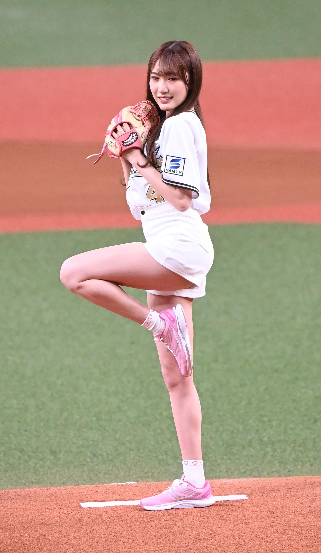 オリックス対日本ハム　特別始球式を務める始球式NMB48の原かれん（撮影・和賀正仁）