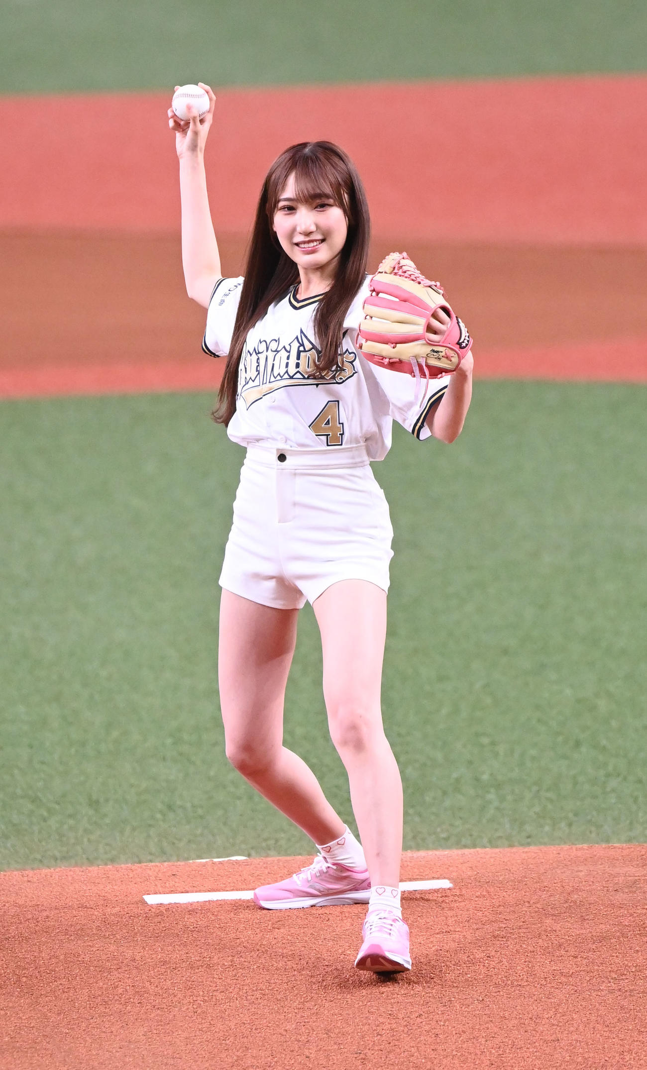 オリックス対日本ハム　特別始球式を務める始球式NMB48の原かれん（撮影・和賀正仁）
