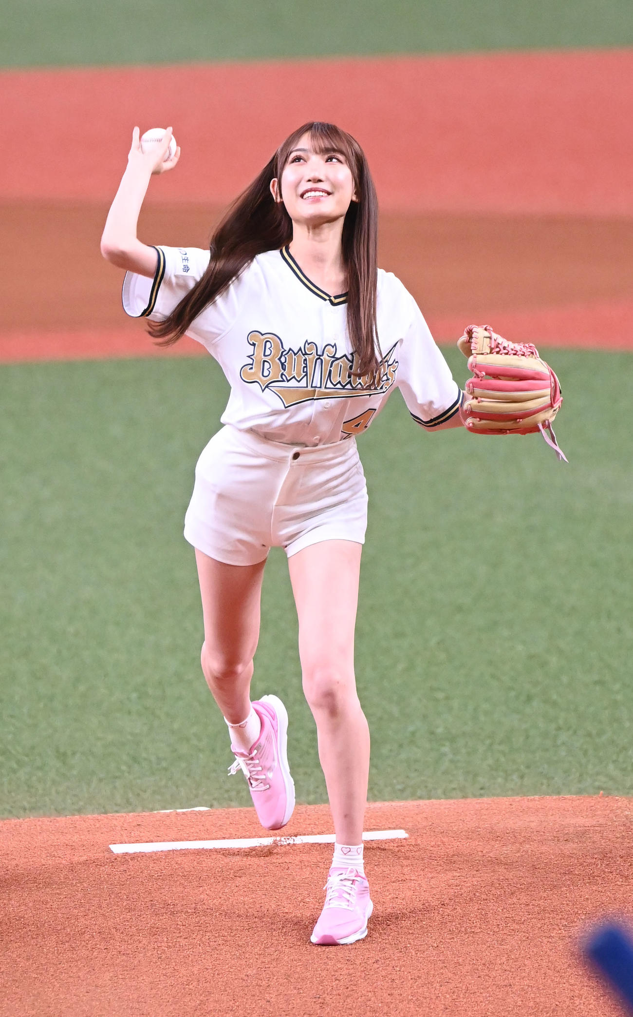 オリックス対日本ハム　特別始球式を務める始球式NMB48の原かれん（撮影・和賀正仁）