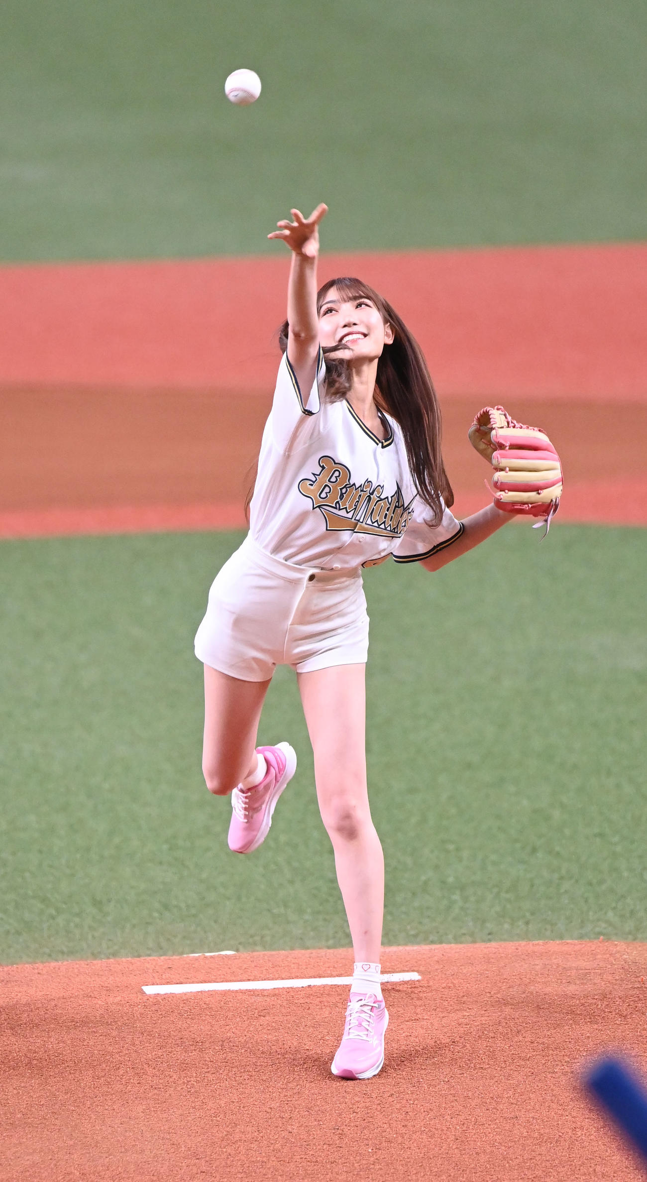 オリックス対日本ハム　特別始球式を務める始球式NMB48の原かれん（撮影・和賀正仁）