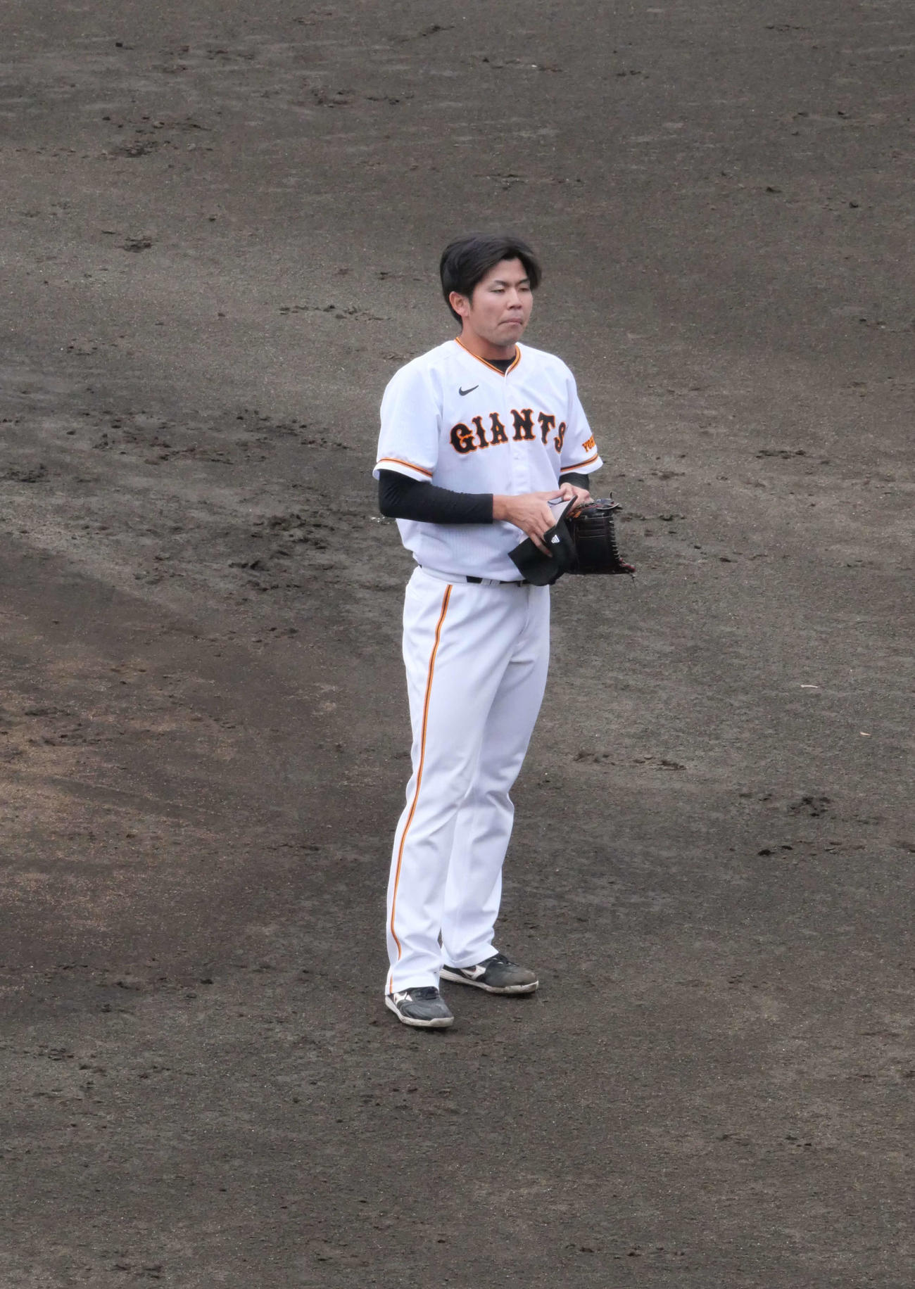 イースタン・リーグ巨人対楽天　楽天堀内に危険球を与えてしまい、申し訳なさそうに帽子を取る巨人山本（撮影・上田悠太）