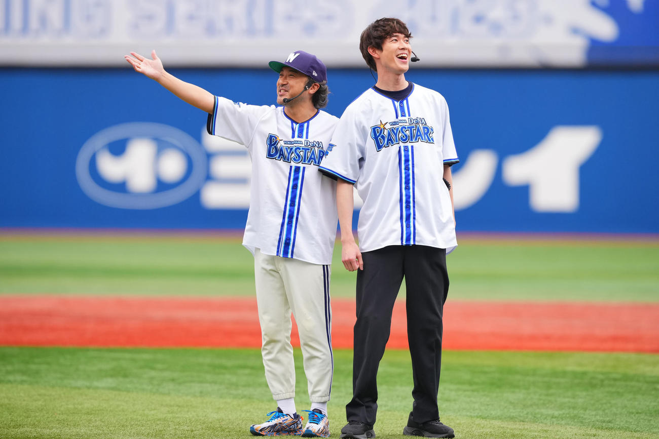DeNA対中日　試合前、セレモニアルピッチで登場したムロツヨシ（左）と宮沢氷魚（撮影・垰建太）