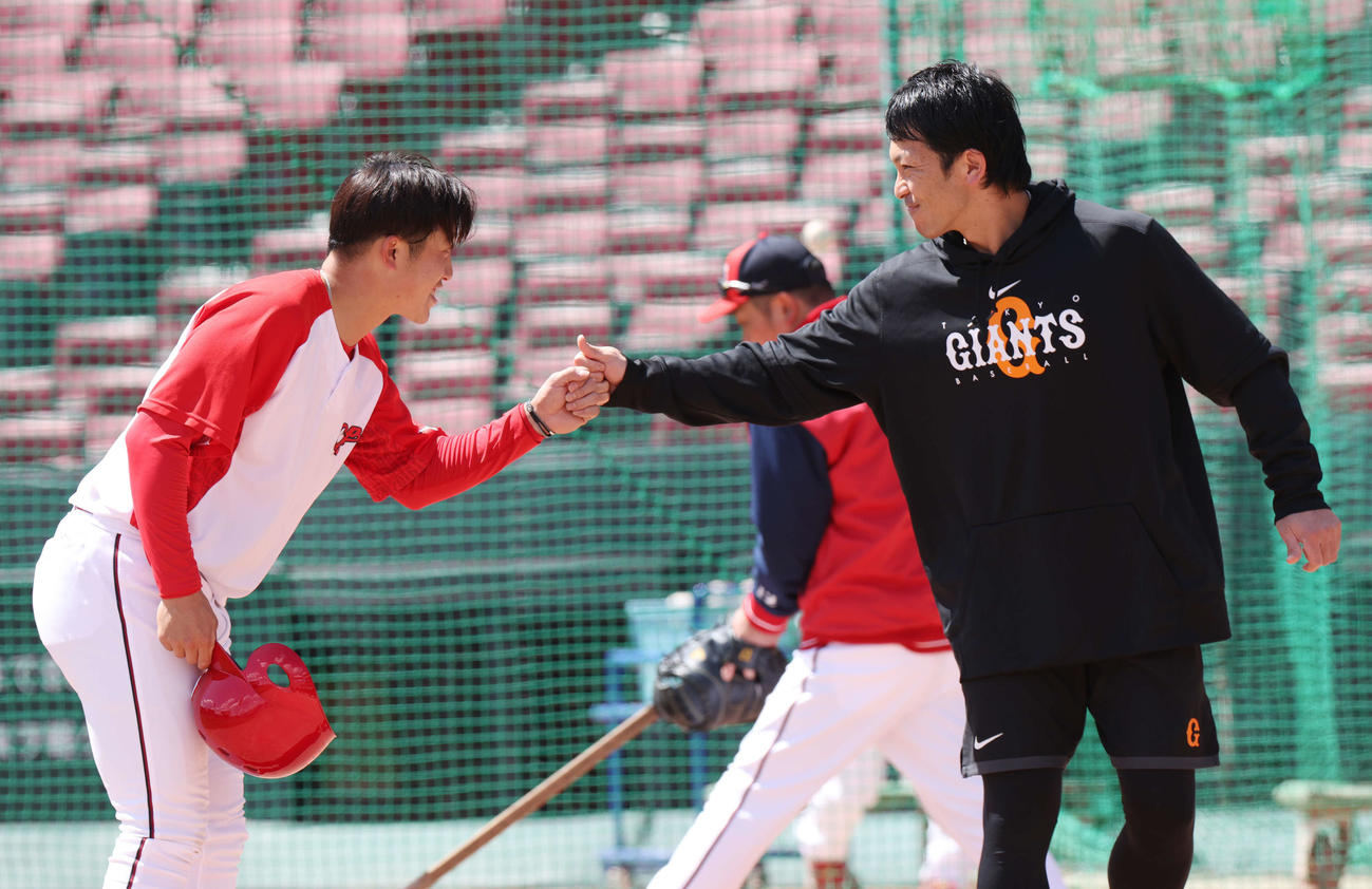 広島対巨人　試合前、広島小園（左）と笑顔でグータッチする巨人松田（撮影・宮地輝）