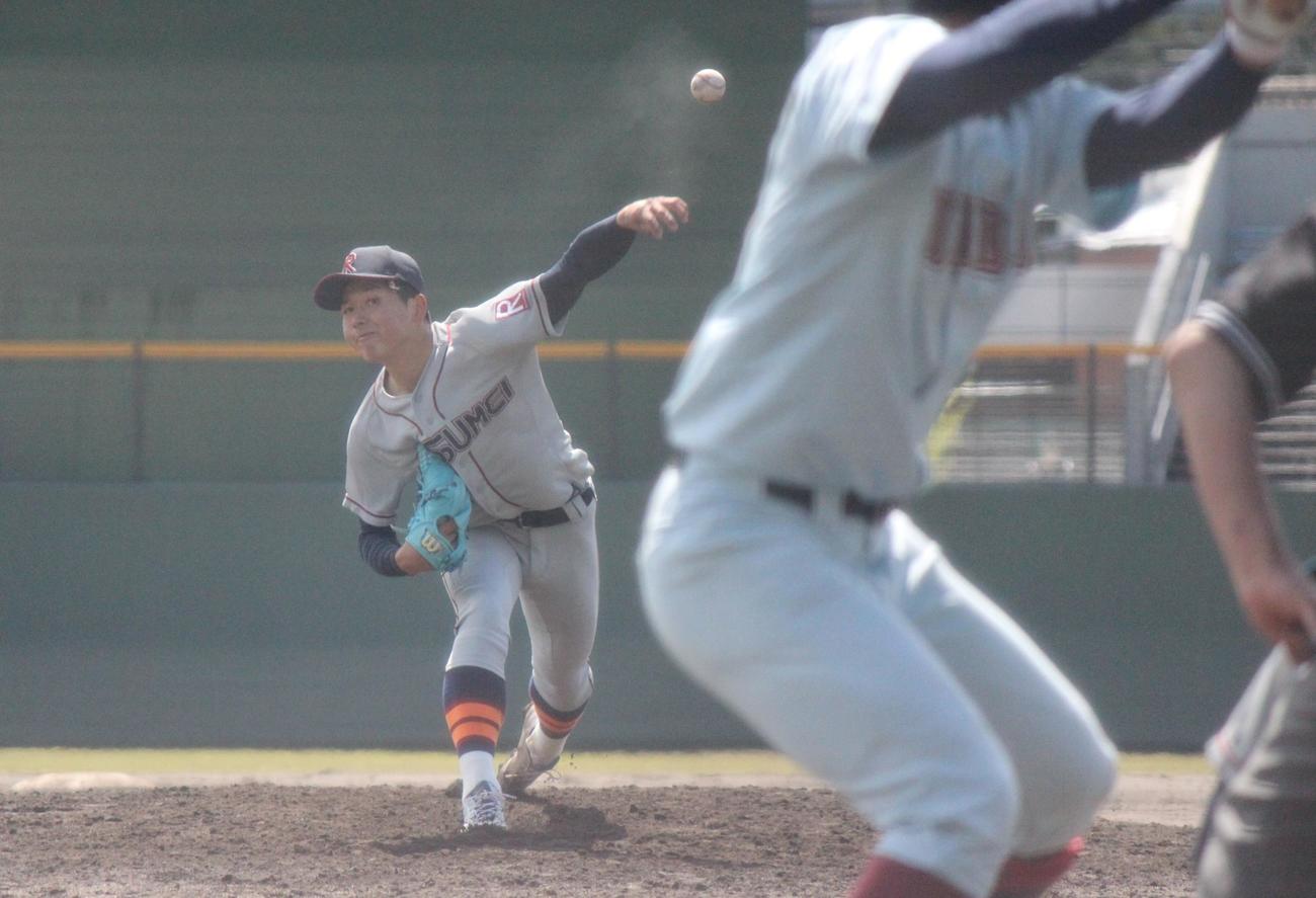 立命大－近大　9回を締めて大学デビュー戦を飾った立命大・有馬（撮影・柏原誠）