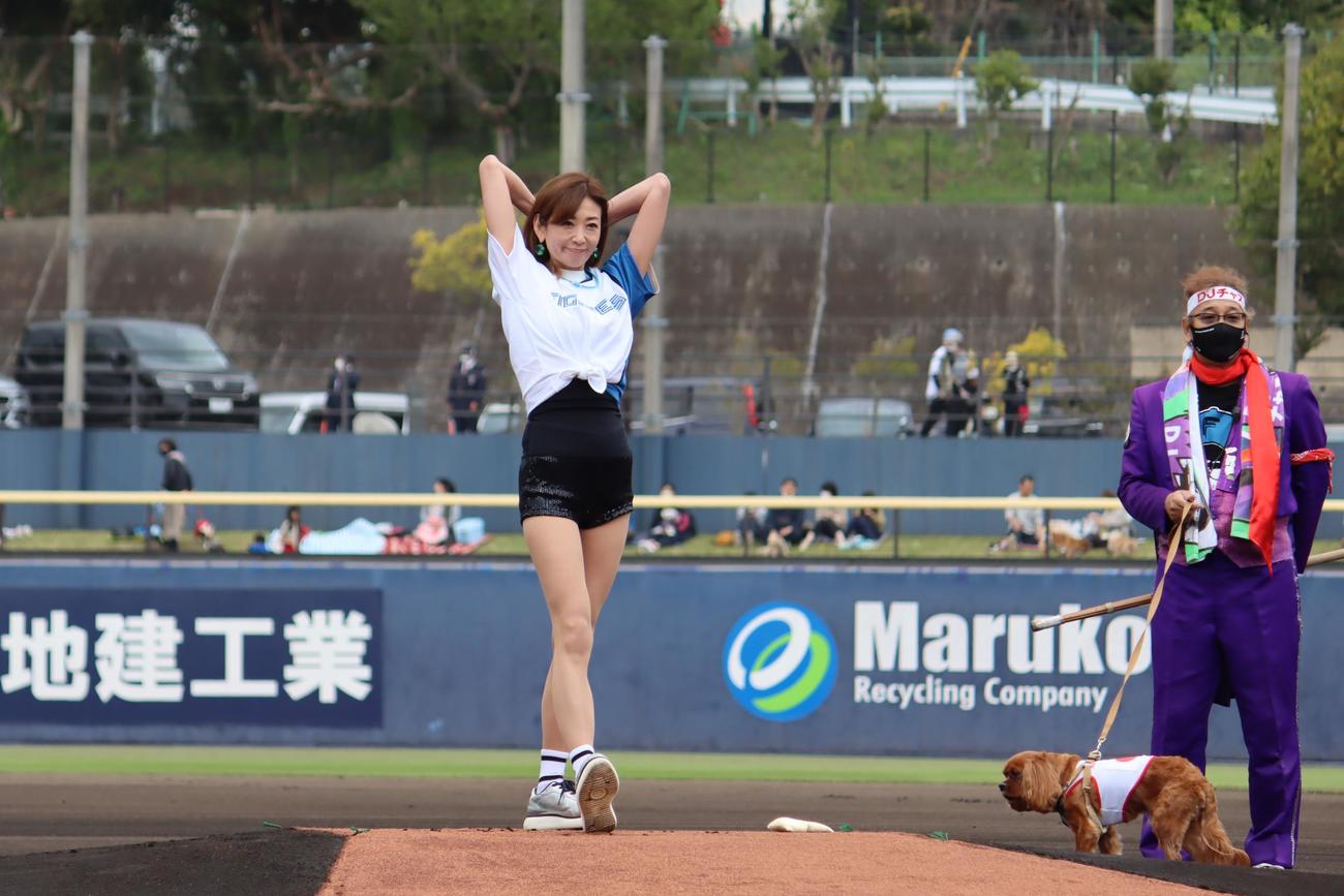 イースタン日本ハム－西武の始球式でワンバウンド投球を披露した中島史恵さん（球団提供）