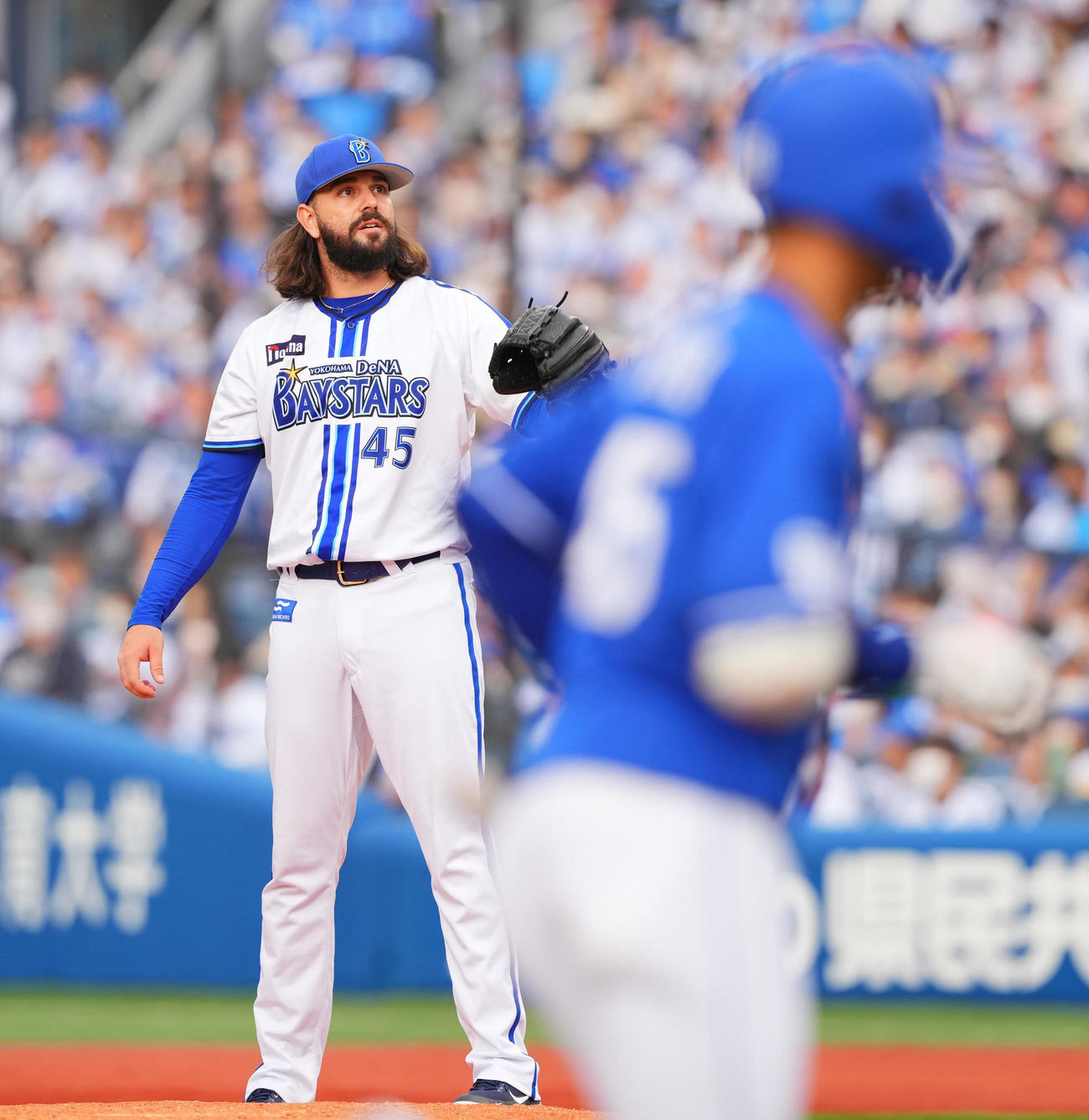 DeNA対中日　5回表中日1死、龍空（手前）に先制のソロ本塁打を浴びるガゼルマン（撮影・垰建太）