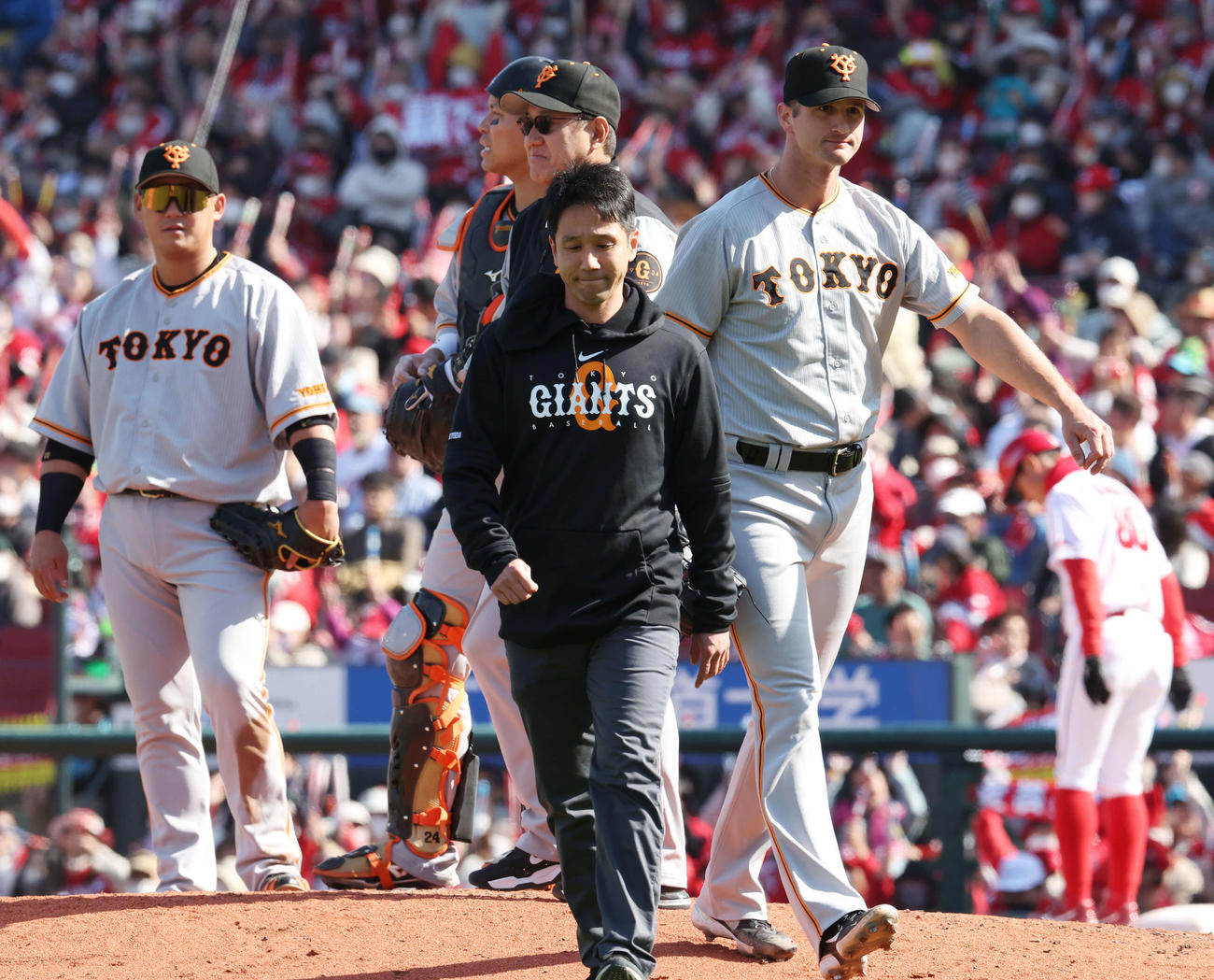 広島対巨人　5回裏マウンドを降りるグリフィン（右）（撮影・宮地輝）