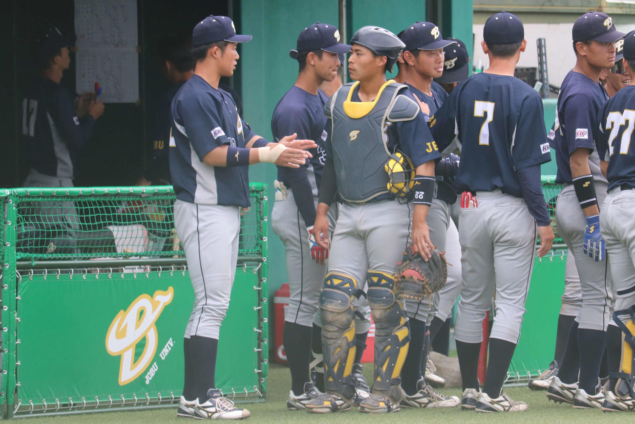 常磐大－上武大　開幕戦をケガで欠場するも、先発マスクをかぶる後輩の平井宏幸に毎回、アドバイスをおくる進藤（撮影・保坂淑子）