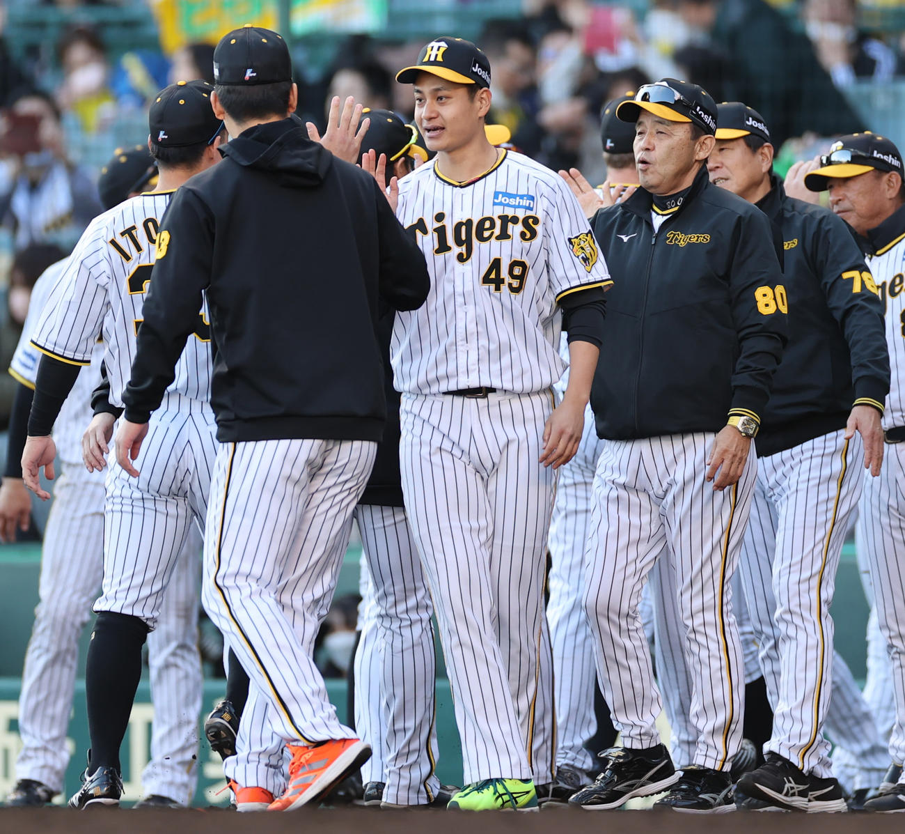 阪神対ヤクルト　ヤクルトとの接戦に勝利しタッチを交わす勝利投手の阪神大竹（49番）と岡田監督（撮影・清水貴仁）