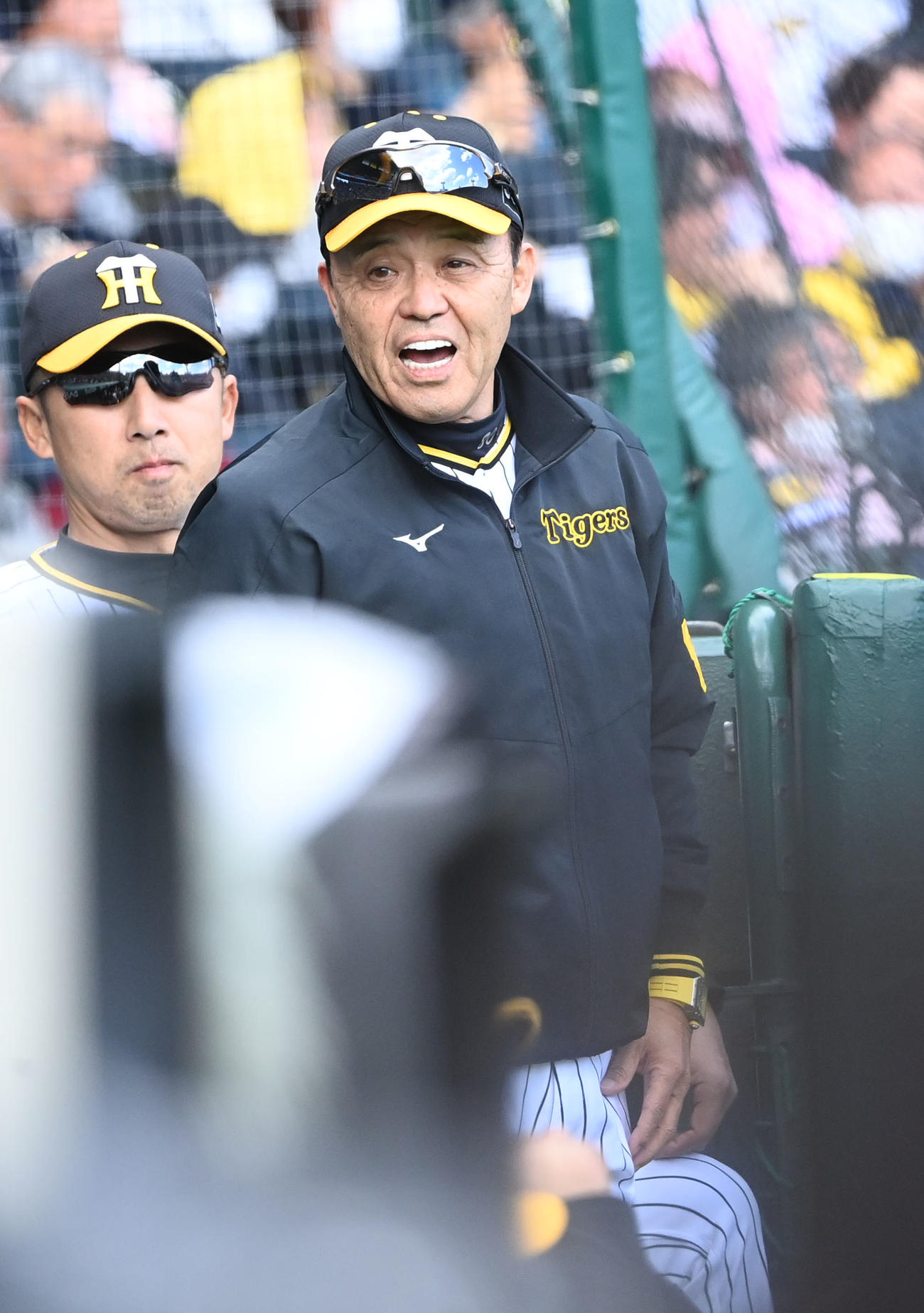 阪神対ヤクルト　1回裏阪神1死二塁、ノイジーの打球の判定でリクエストする岡田監督（撮影・前岡正明）