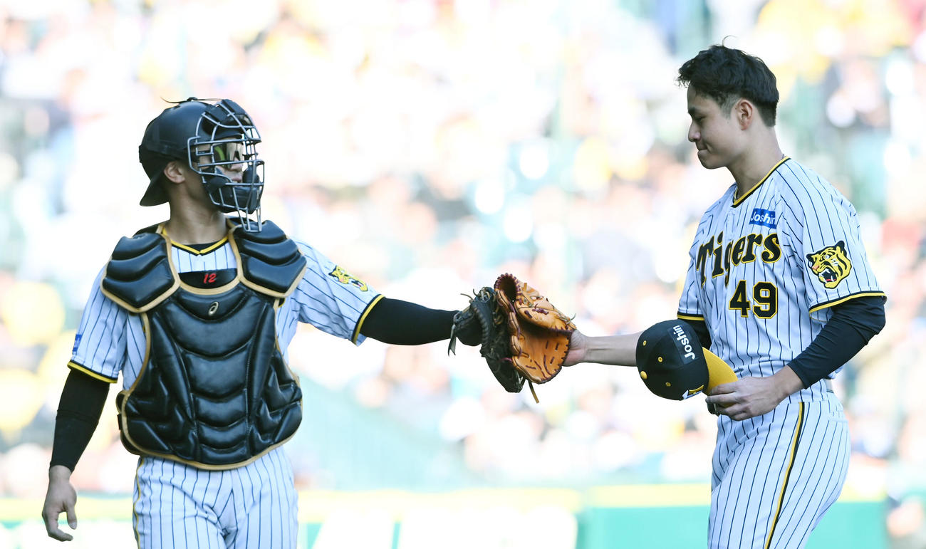 阪神対ヤクルト　6回、ベンチに戻る大竹（右）は坂本とグラブタッチ（撮影・前岡正明）