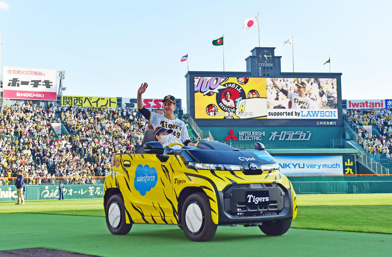 阪神対ヤクルト　移籍後初勝利を挙げ場内1周でファンにあいさつする阪神大竹（撮影・清水貴仁）