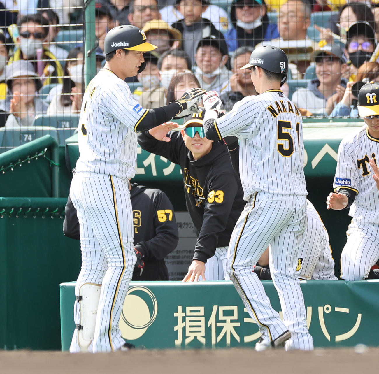 阪神対ヤクルト　1回裏阪神1死一、三塁、先制中犠飛を放ちった大山（左）は生還した中野（右）とタッチを交わす（撮影・清水貴仁）