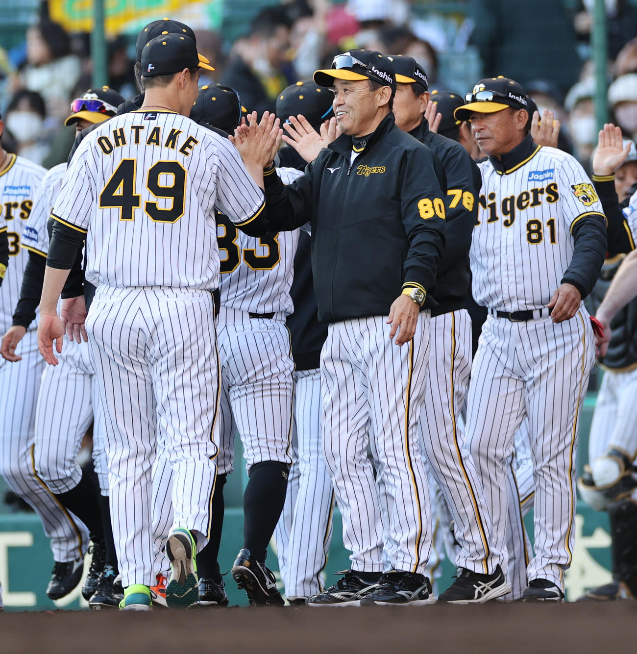 阪神対ヤクルト　ヤクルトとの接戦に勝利し勝利投手の阪神大竹とタッチを交わす岡田監督撮影・清水貴仁）