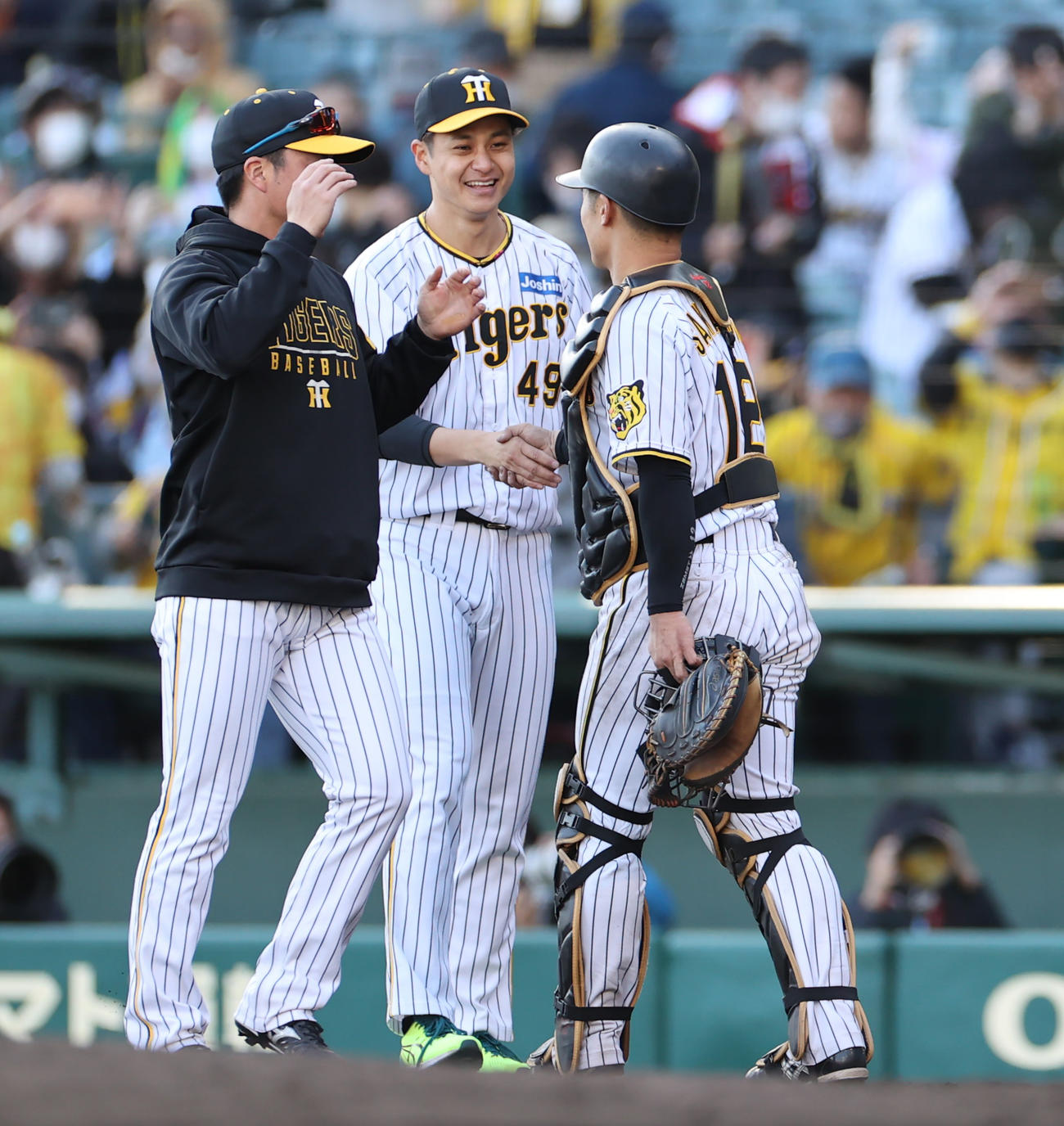 阪神対ヤクルト　移籍後初勝利を挙げ坂本（右）と握手を交わす大竹（中央）（撮影・清水貴仁）